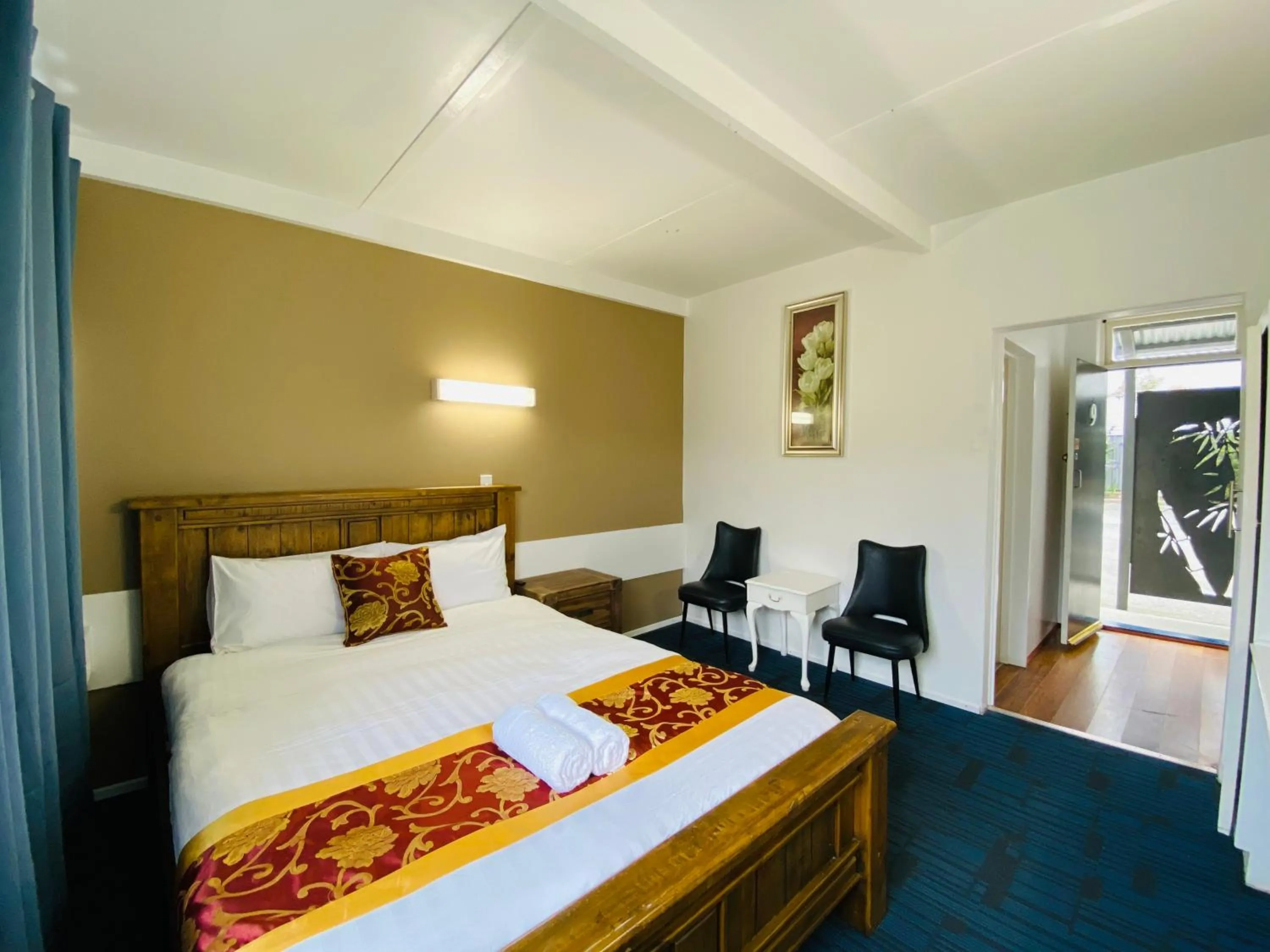 Bedroom, Bed in Mid Valley Motel