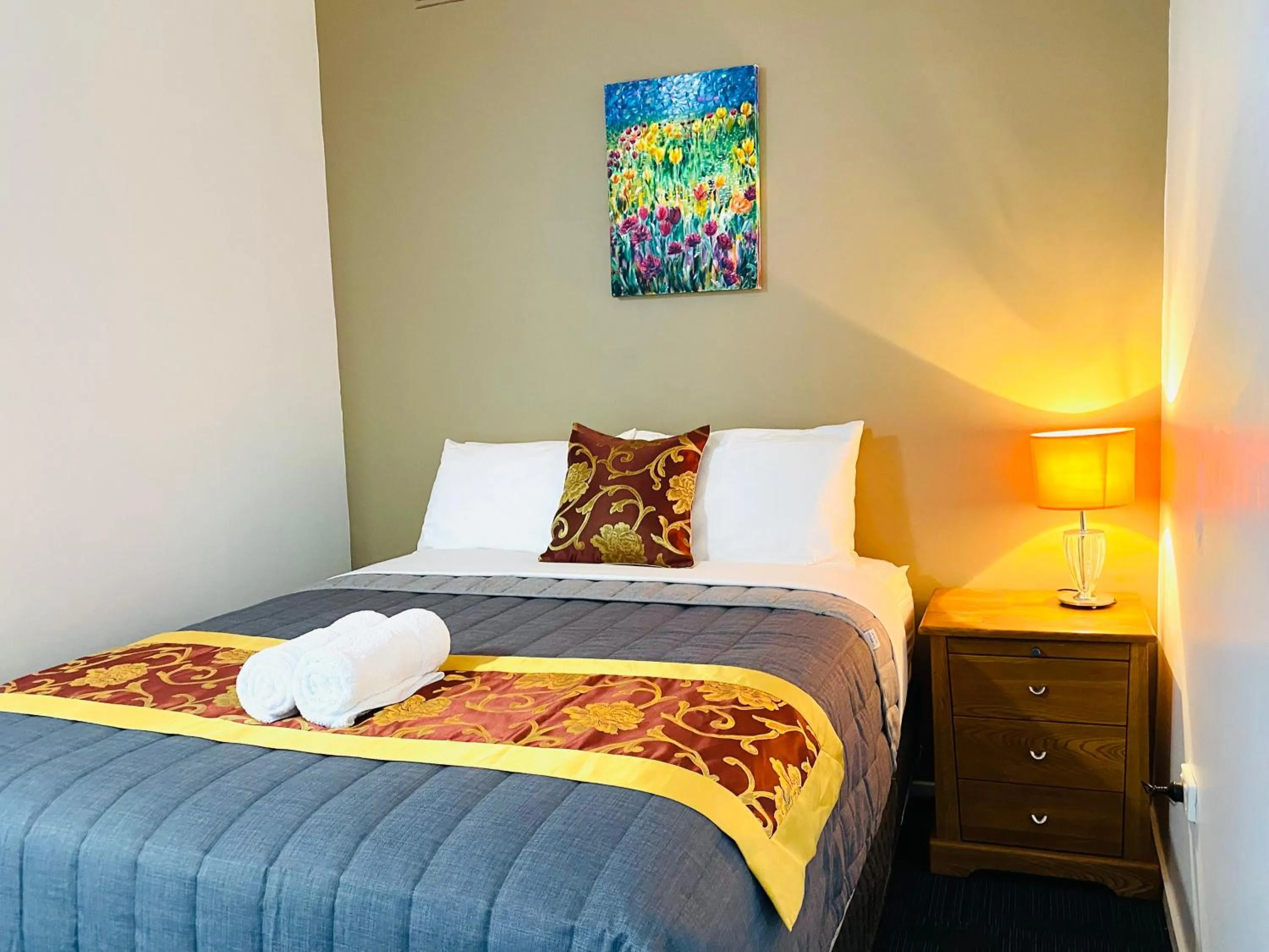 Property building, Bed in Mid Valley Motel