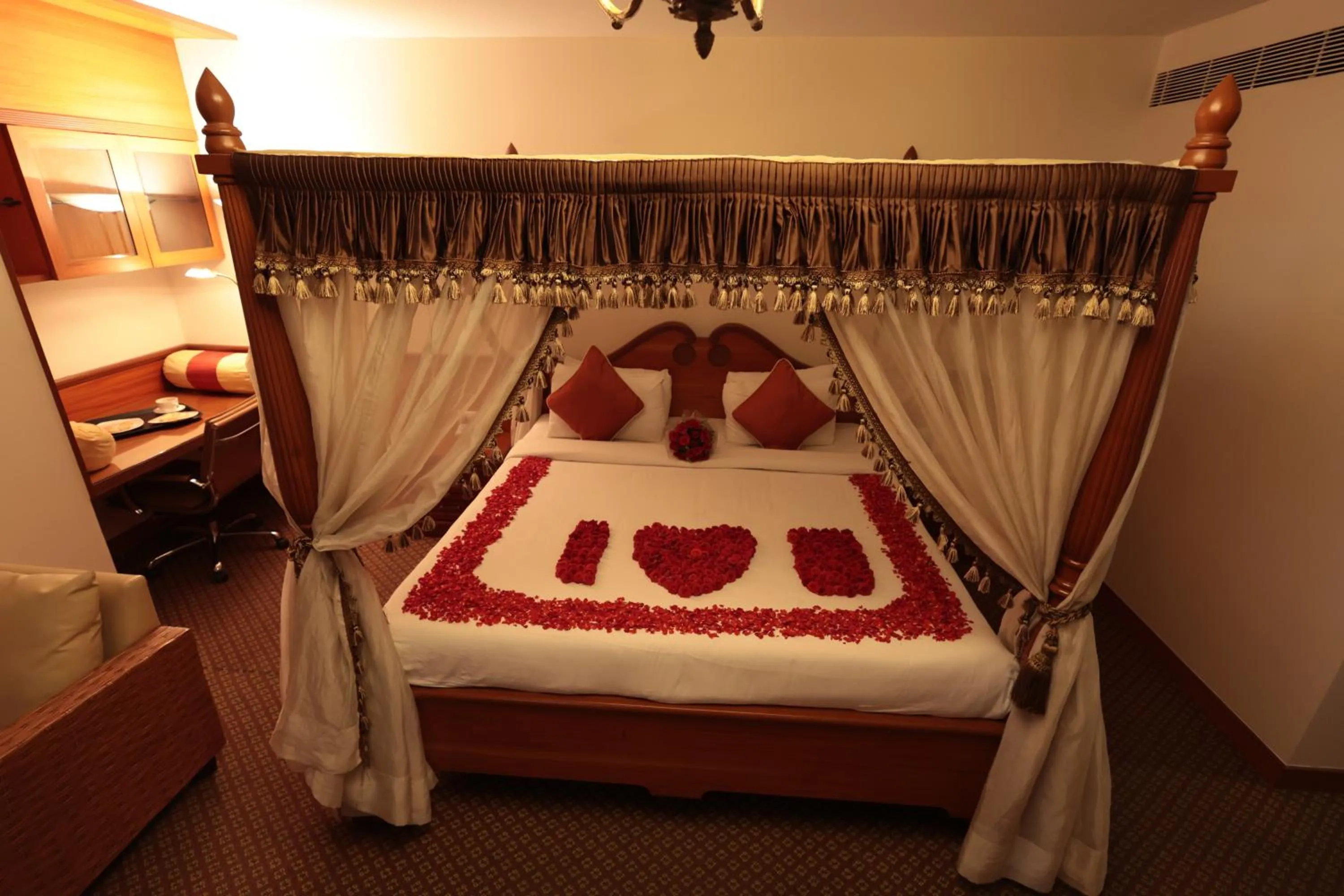 Bedroom, Bed in Cenneys Gateway - Pride of Salem