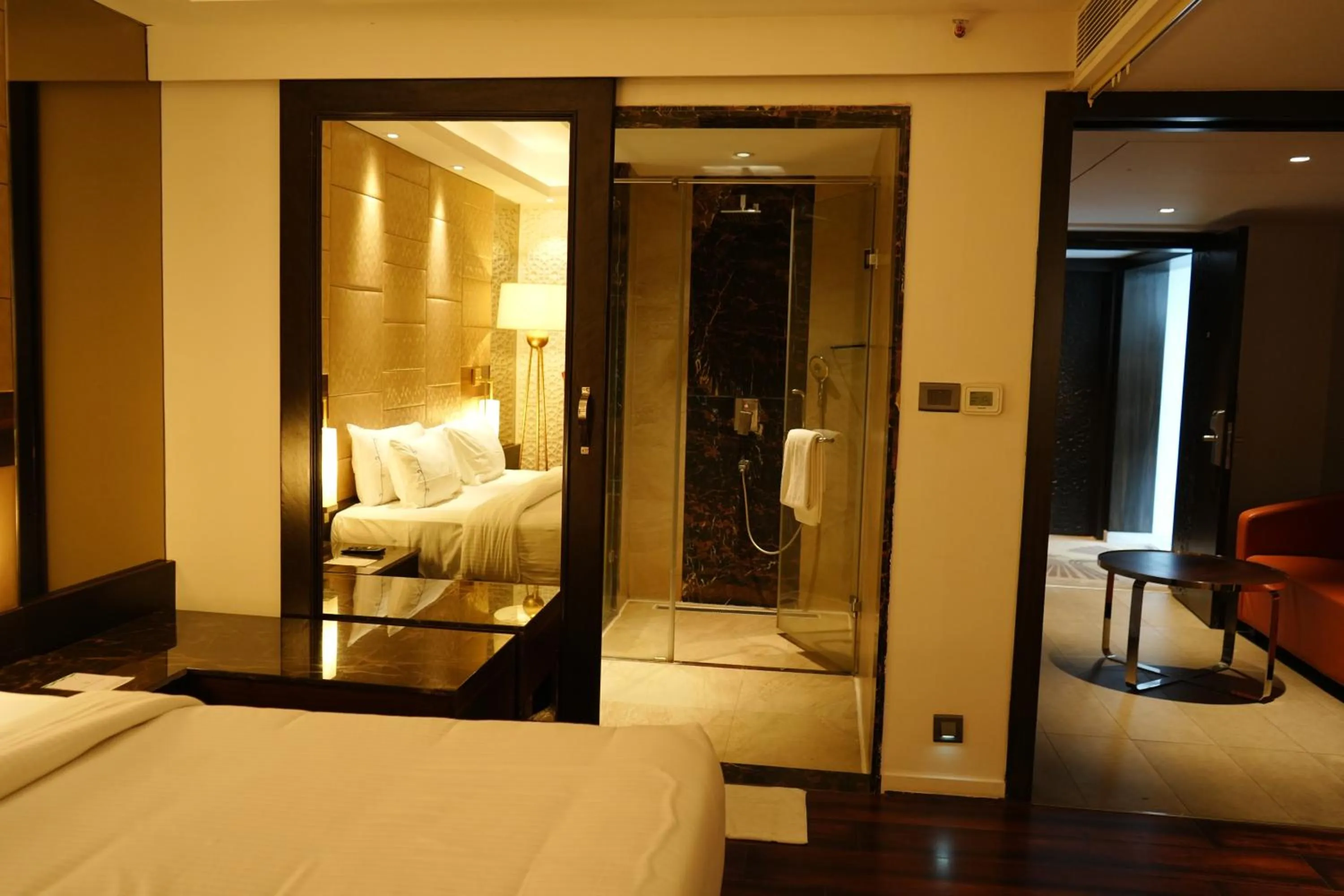 wardrobe, Bed in Cenneys Gateway - Pride of Salem