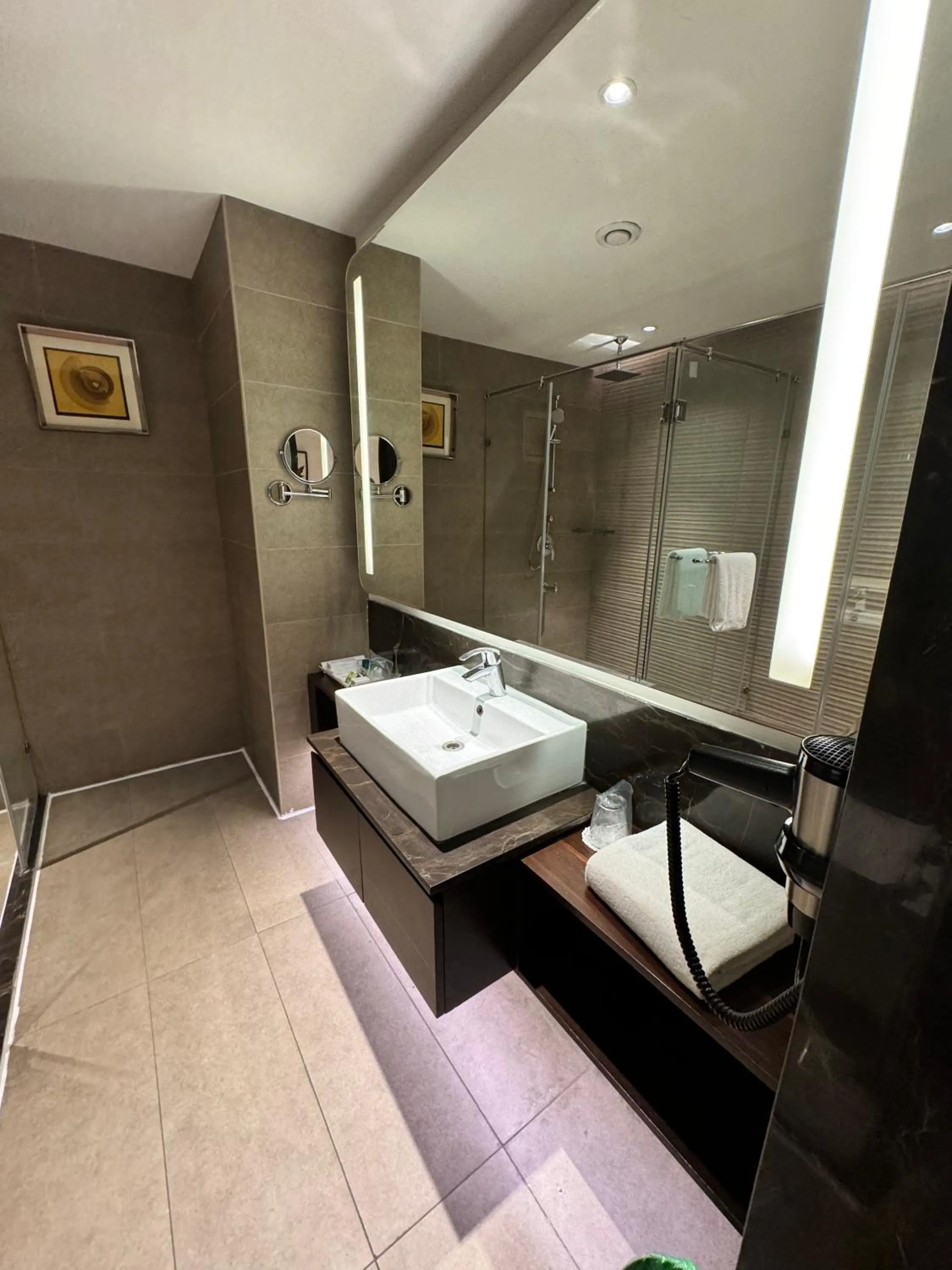 Bathroom, Bed in Cenneys Gateway - Pride of Salem