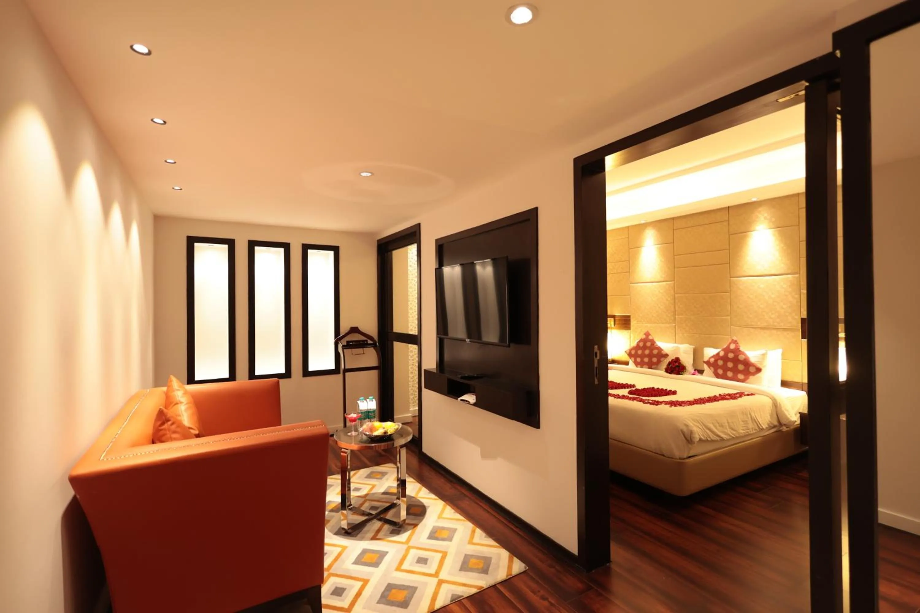 Photo of the whole room, Bed in Cenneys Gateway - Pride of Salem