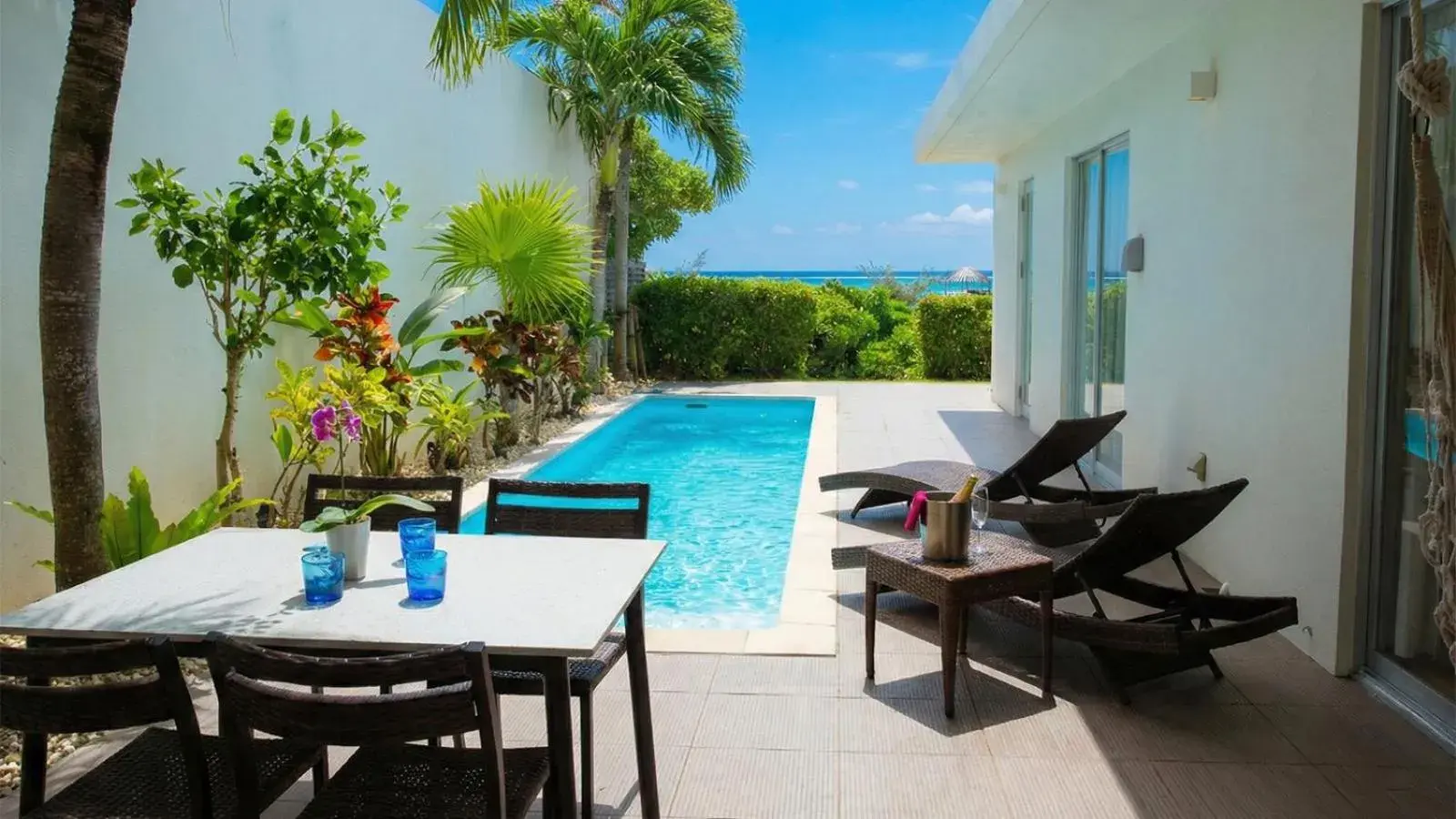 Pool view in Feliz Villa Suite Miyakojima Ueno Pool view in Feliz Villa Suite Miyakojima Ueno