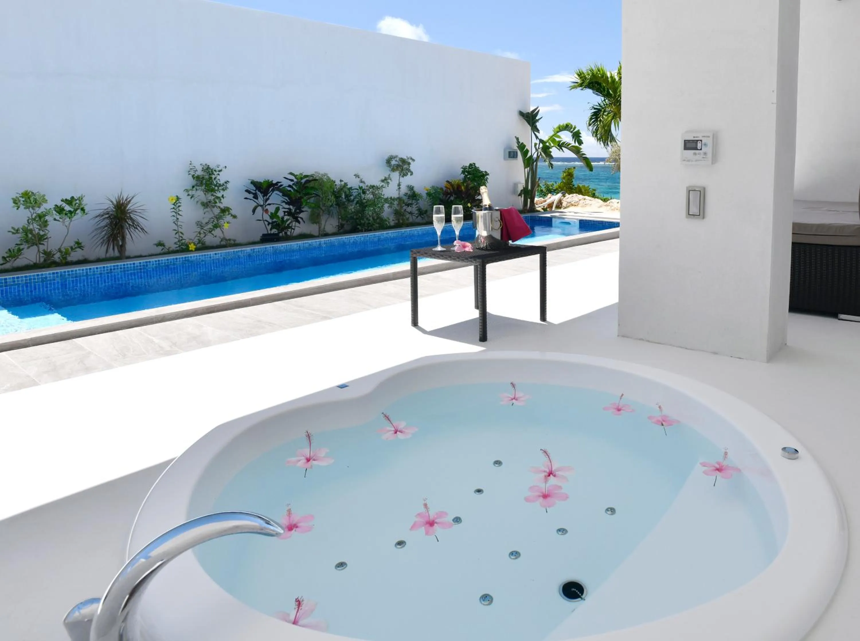 Hot Tub in Feliz Villa Suite Miyakojima Ueno