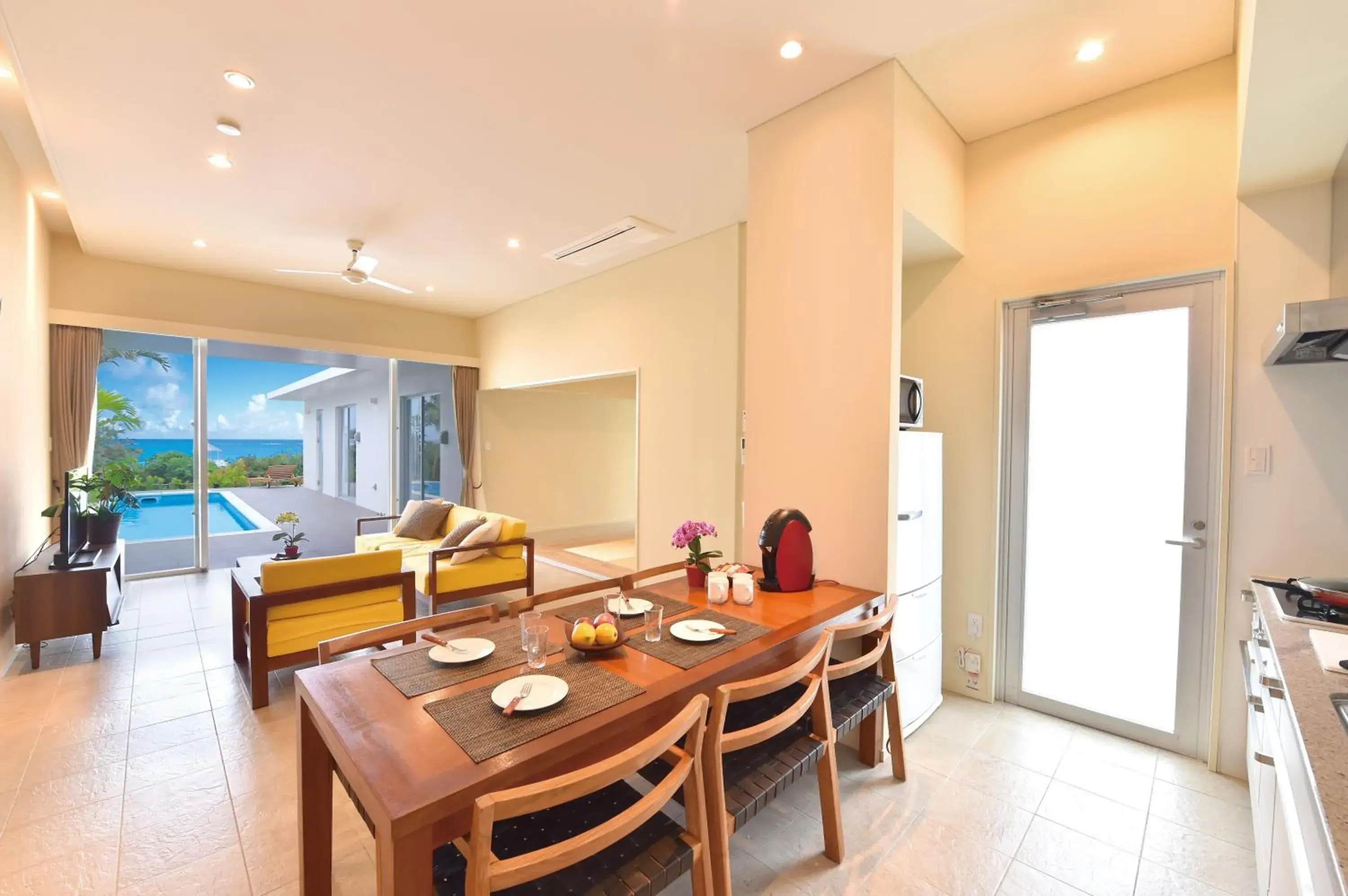 Dining area in Feliz Villa Suite Miyakojima Ueno Dining area in Feliz Villa Suite Miyakojima Ueno