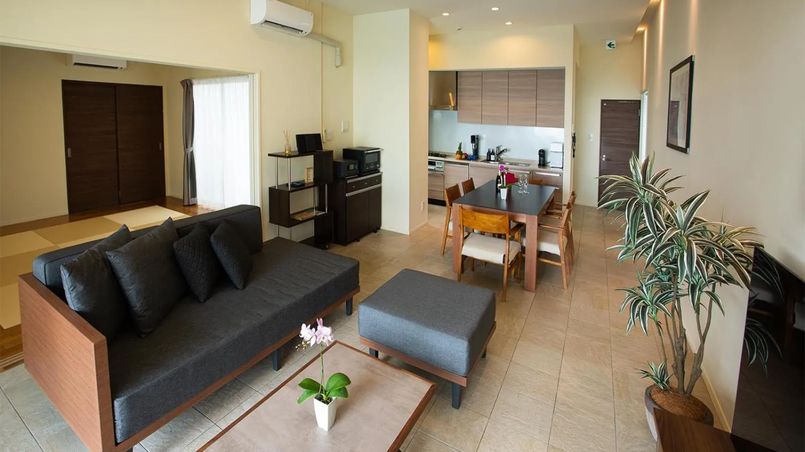 TV and multimedia in Feliz Villa Suite Miyakojima Ueno