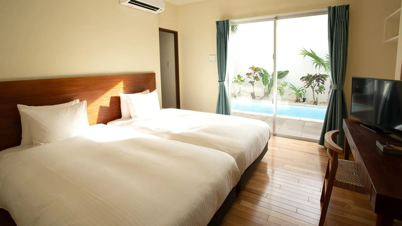 TV and multimedia, Bed in Feliz Villa Suite Miyakojima Ueno