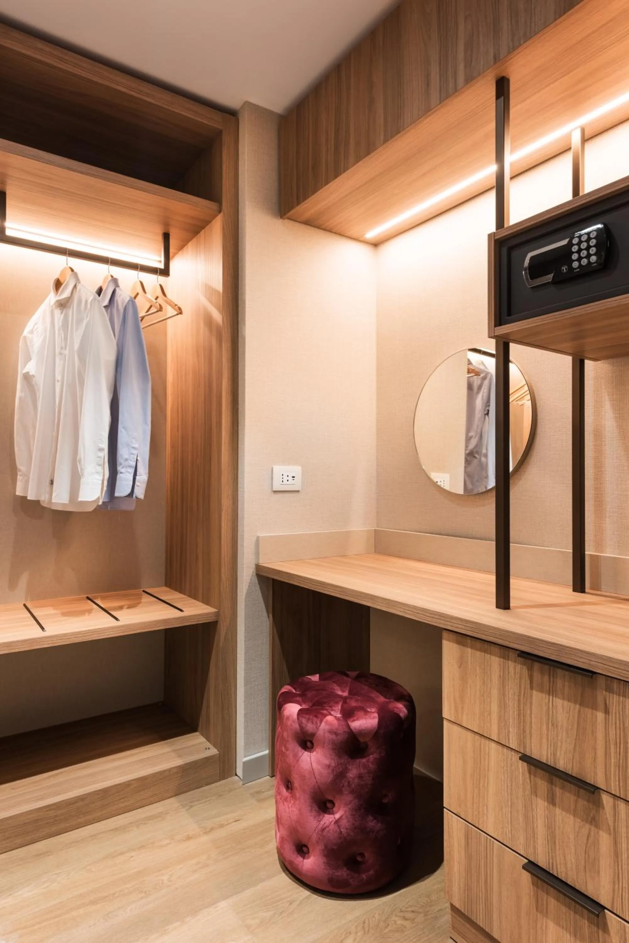 wardrobe in Ambasciatori Hotel Venice Mestre, Tapestry Collection by Hilton