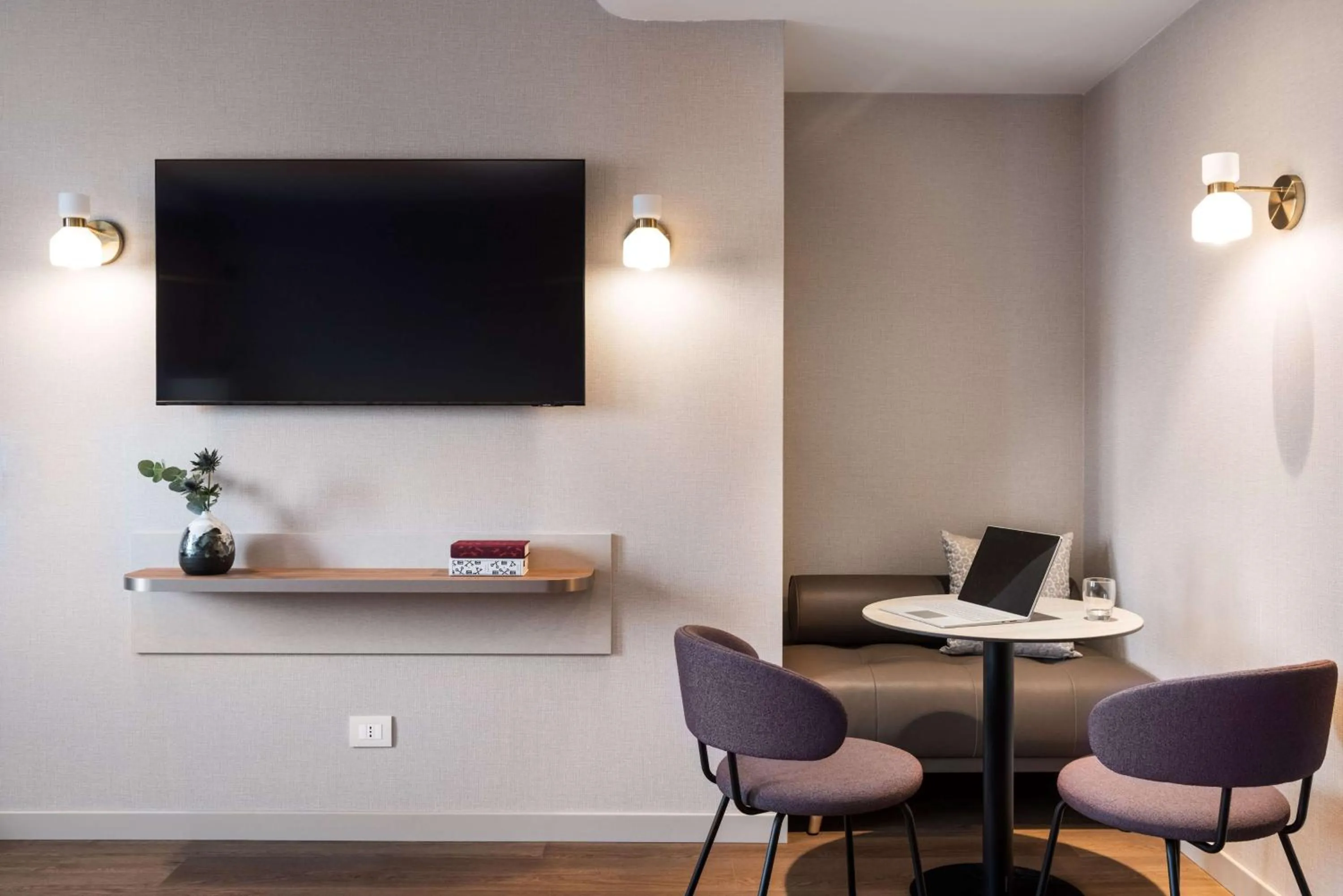 Living room in Ambasciatori Hotel Venice Mestre, Tapestry Collection by Hilton