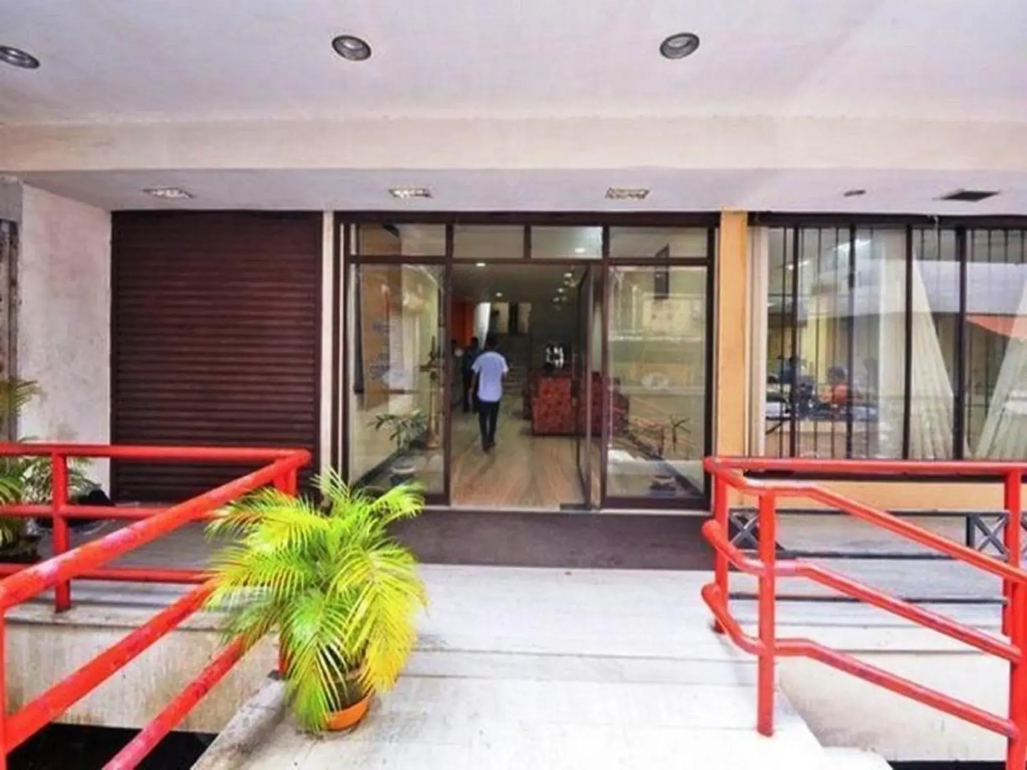 Facade/entrance in Hotel Srinivas Facade/entrance in Hotel Srinivas