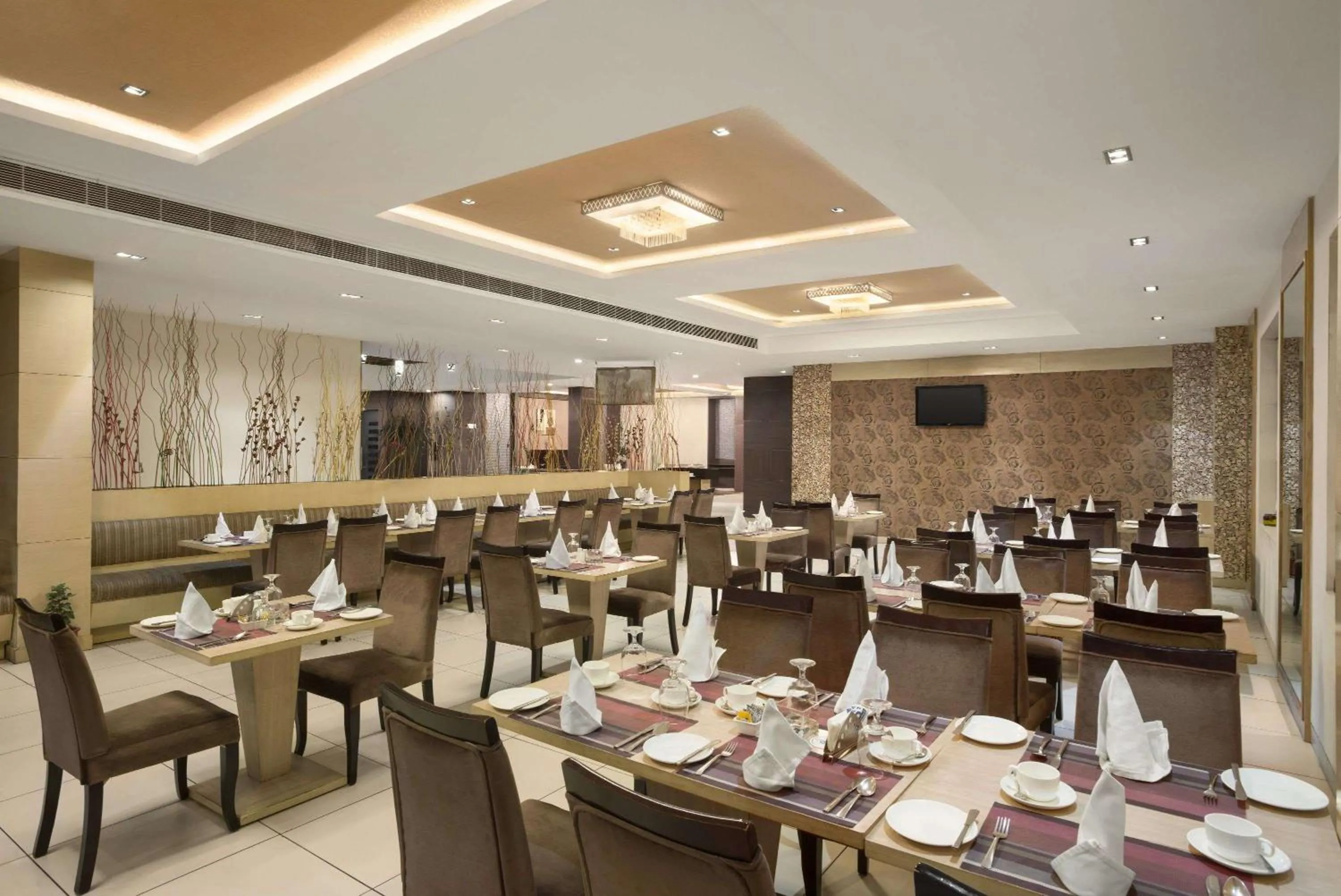 Restaurant/places to eat in Days Hotel By Wyndham Neemrana