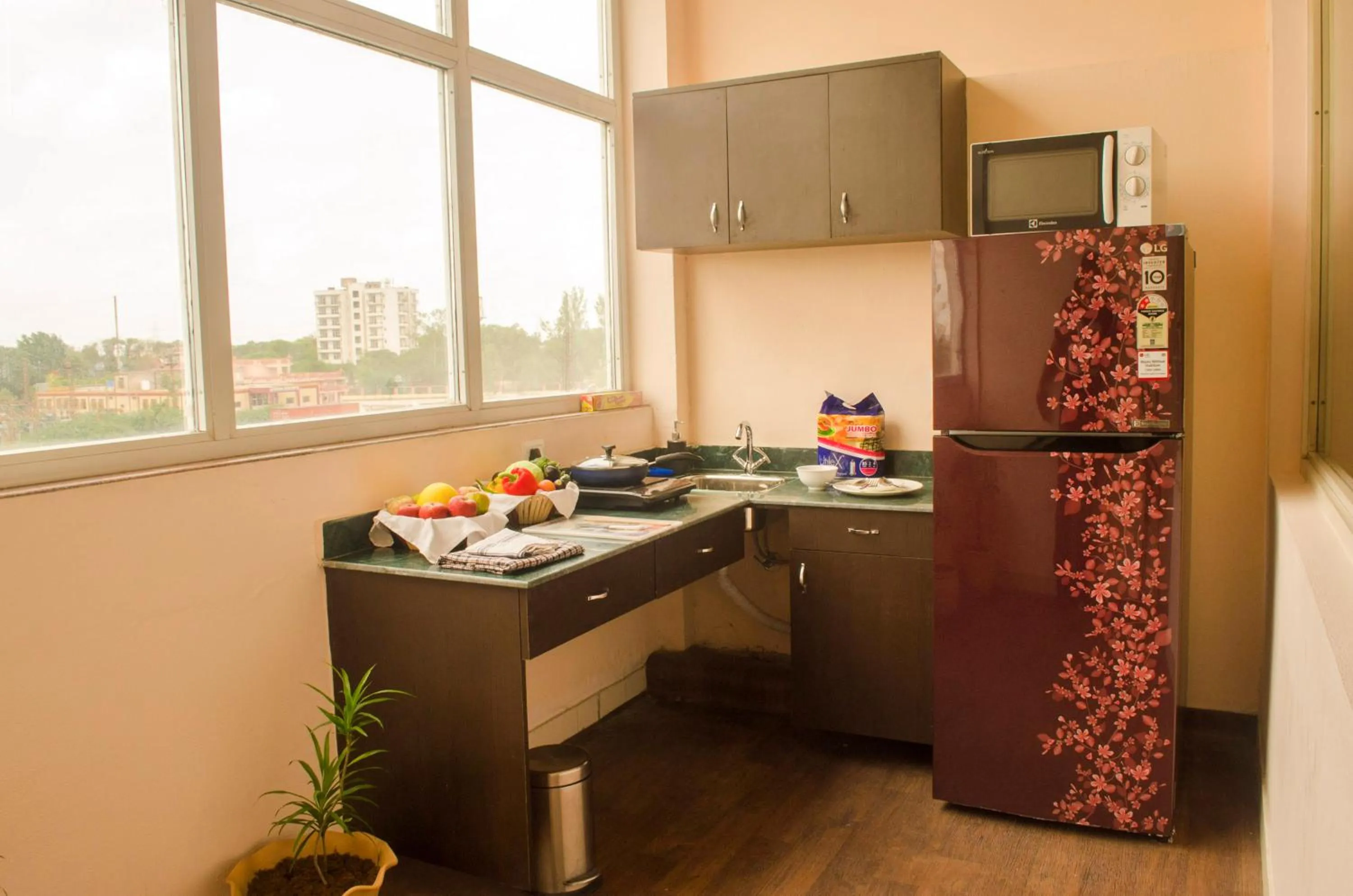 Kitchen or kitchenette in Days Hotel By Wyndham Neemrana