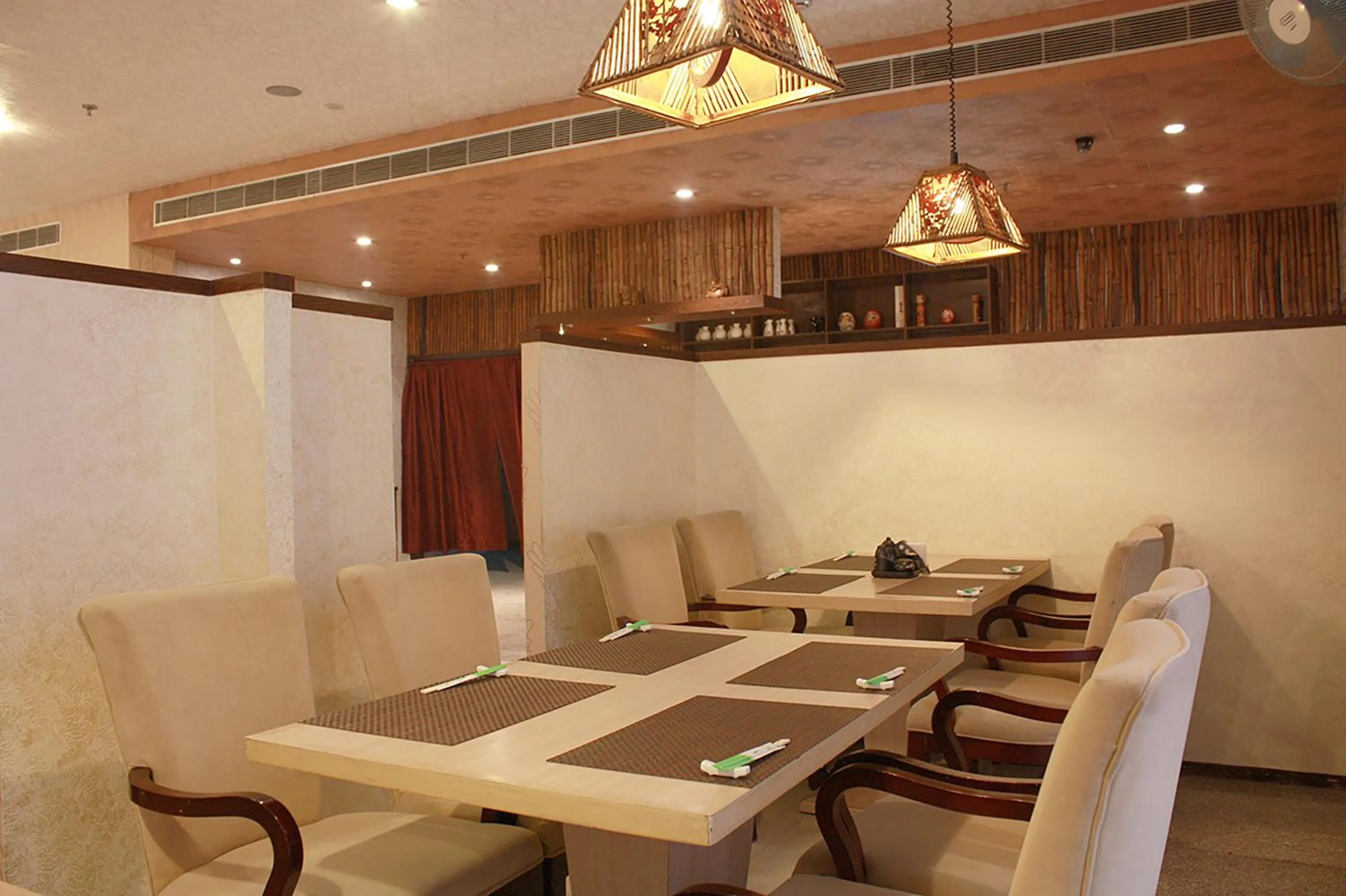Restaurant/places to eat in Days Hotel By Wyndham Neemrana