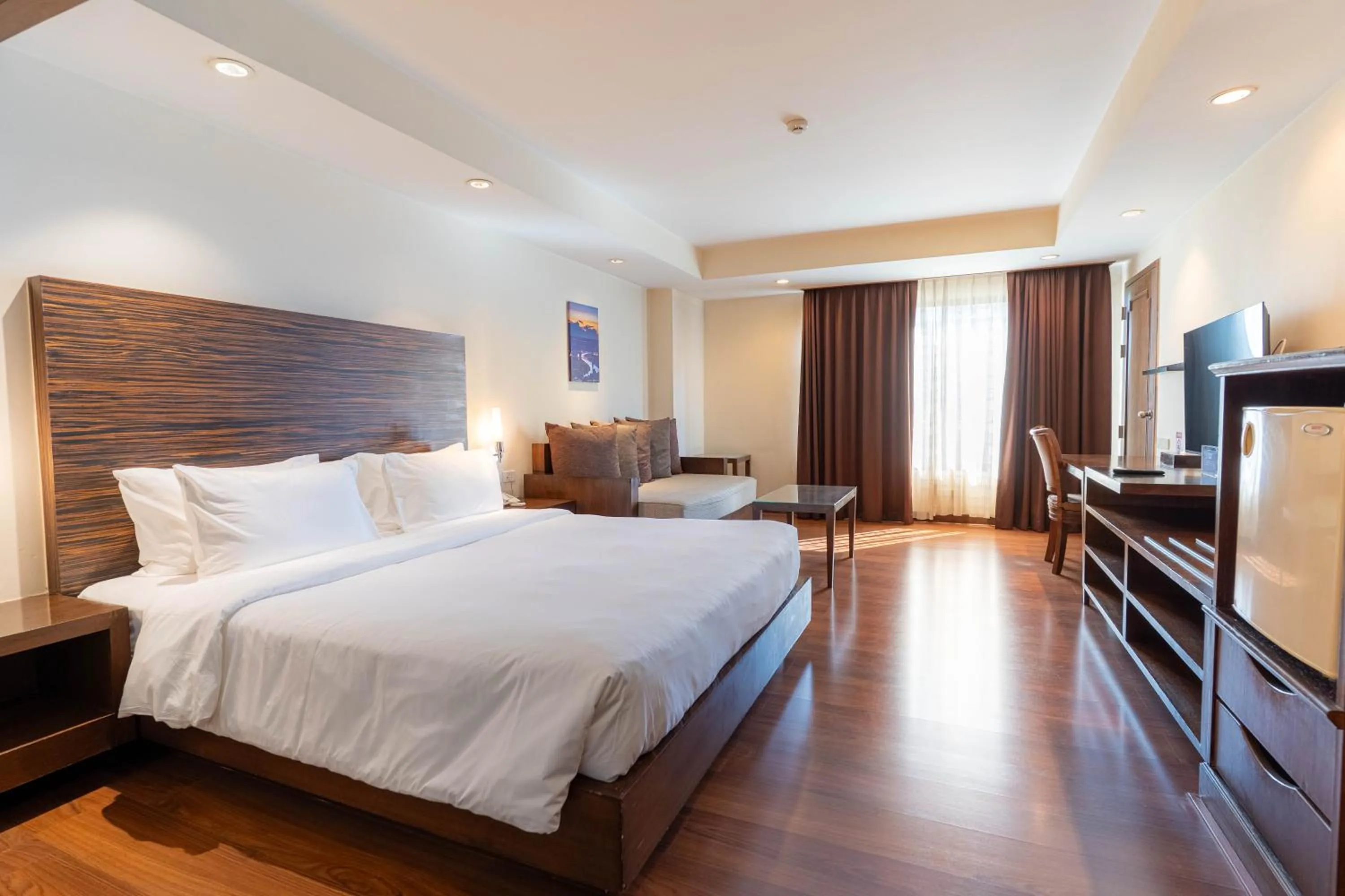 Bedroom, Bed in Journeyhub Sukhumvit 26, Bangkok - Formerly St James Hotel