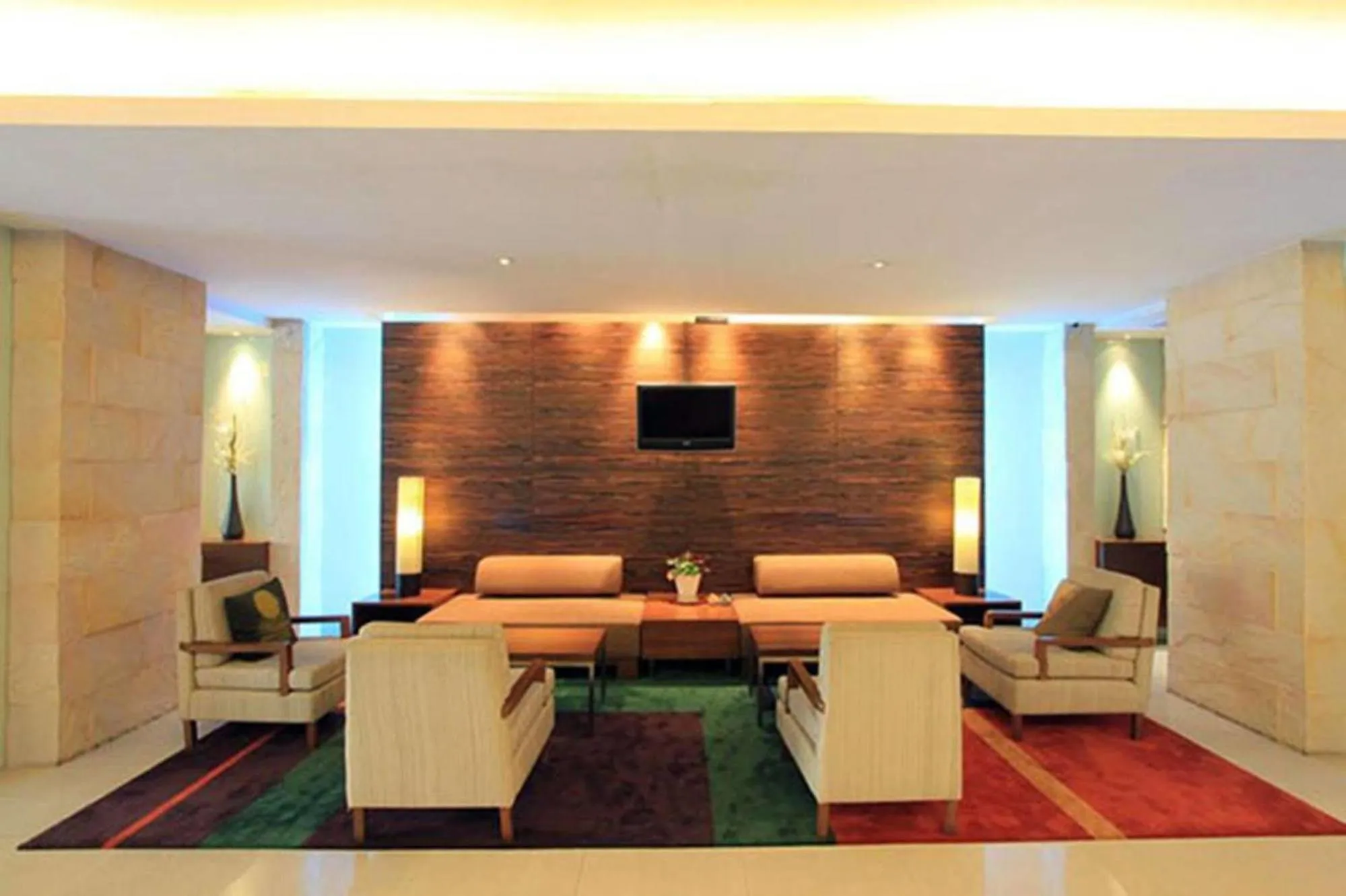 Lobby or reception in Journeyhub Sukhumvit 26, Bangkok - Formerly St James Hotel