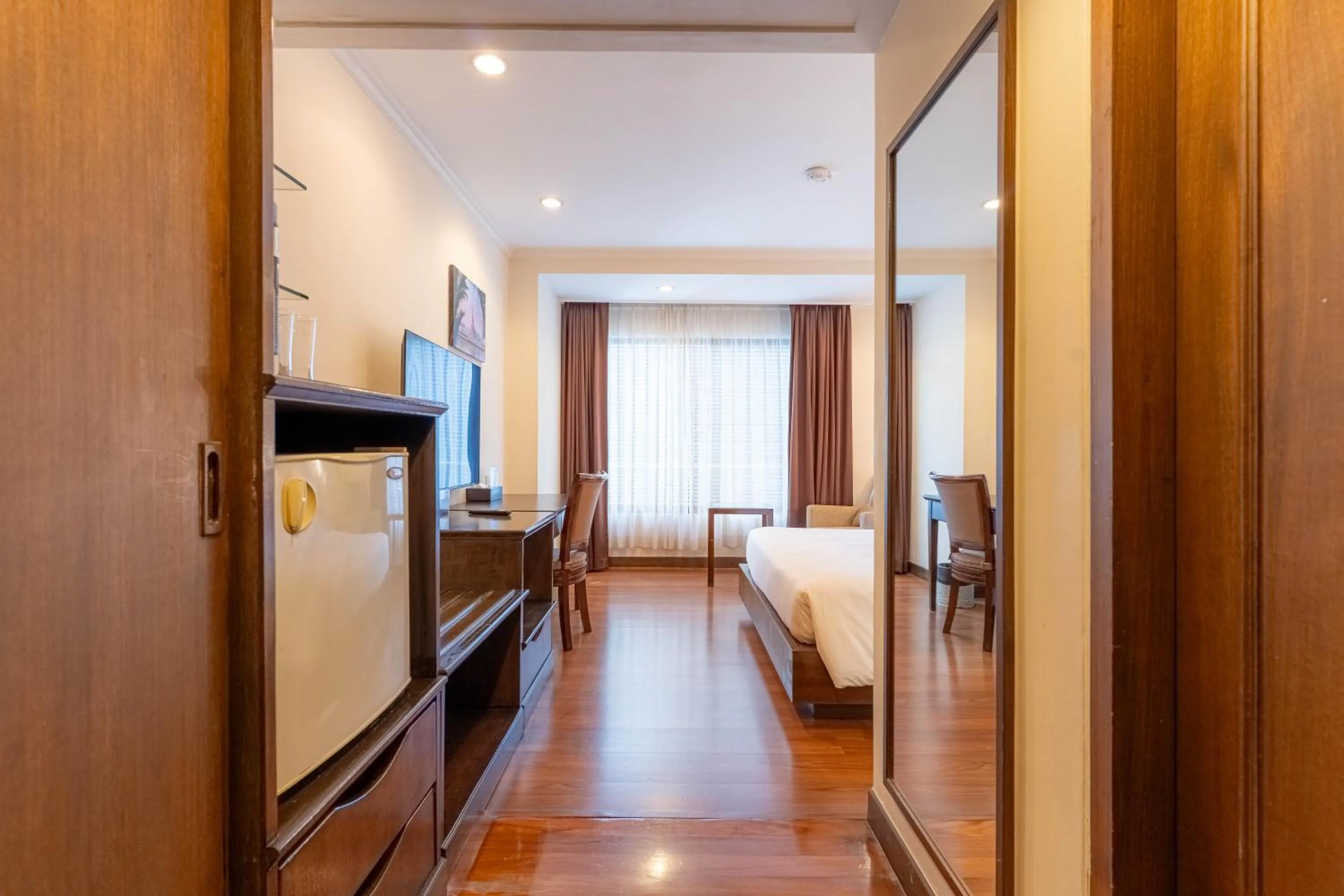 Bedroom, Bed in Journeyhub Sukhumvit 26, Bangkok - Formerly St James Hotel