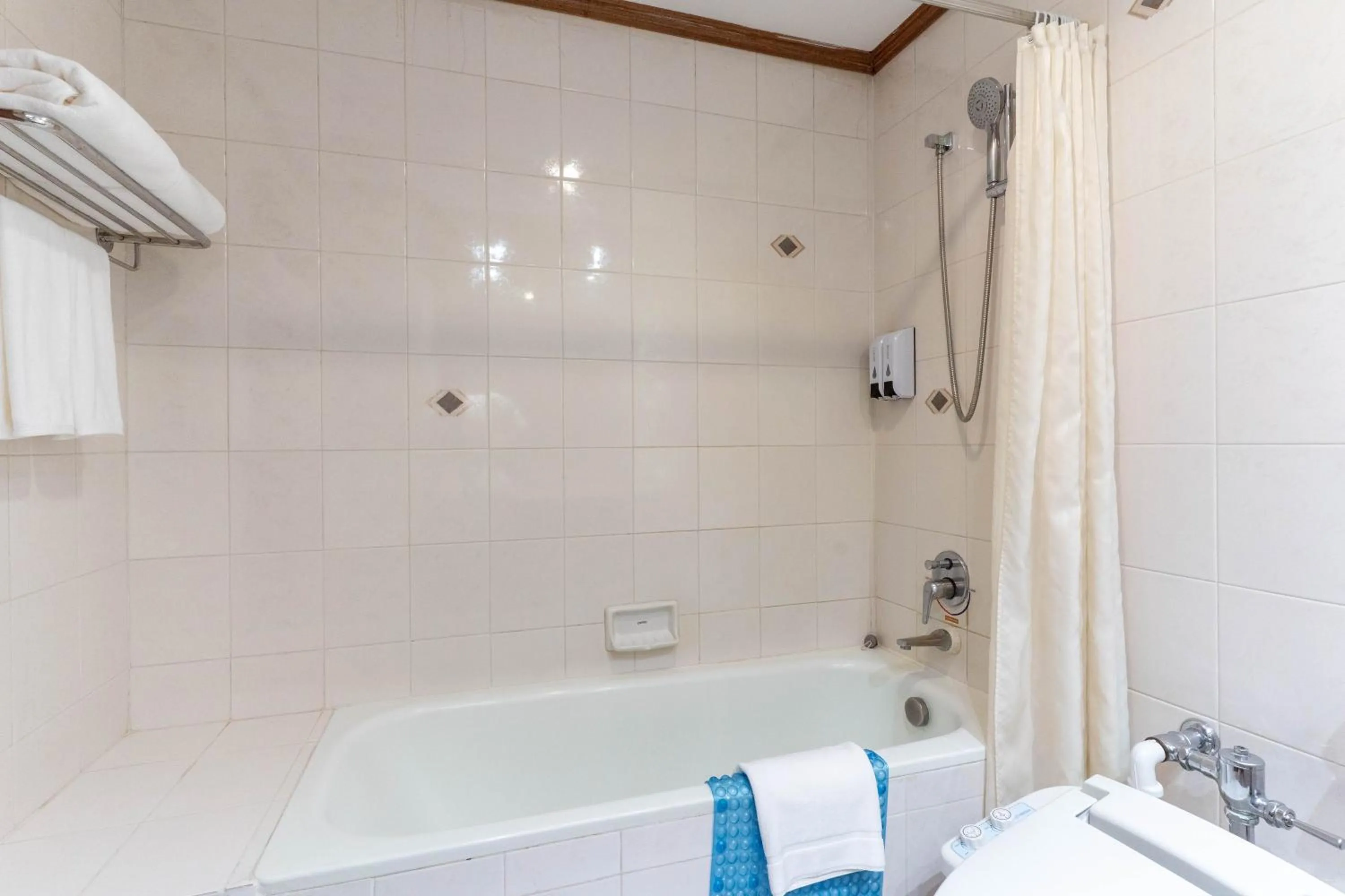 Bathroom in Journeyhub Sukhumvit 26, Bangkok - Formerly St James Hotel