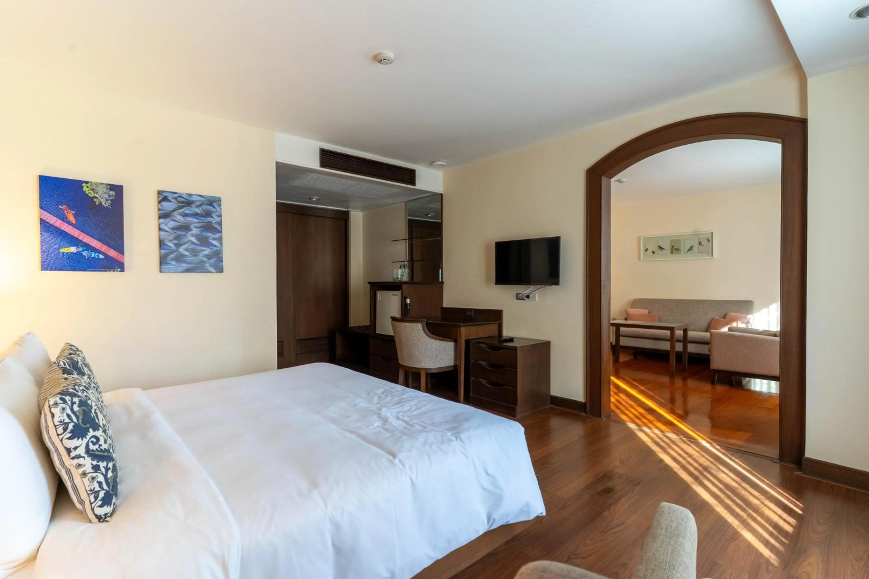 Bedroom, Bed in Journeyhub Sukhumvit 26, Bangkok - Formerly St James Hotel