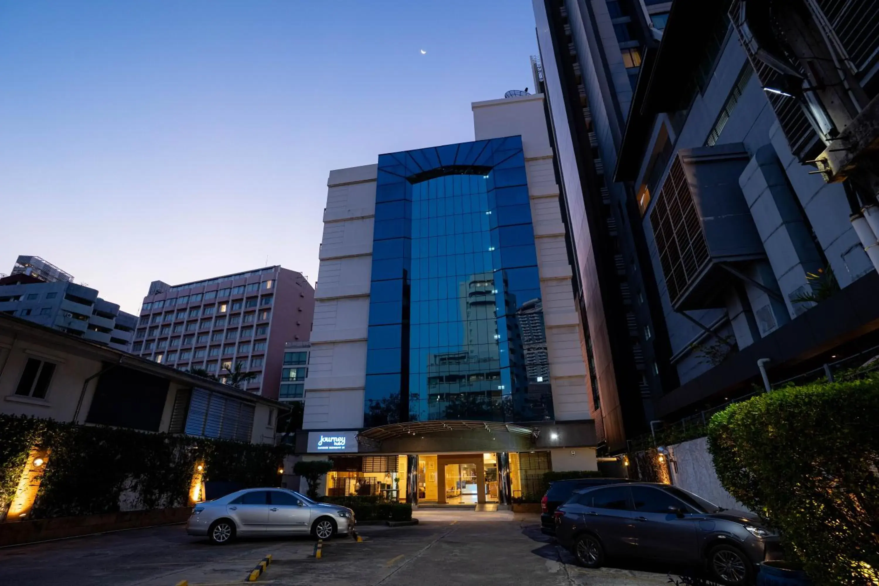 Property building in Journeyhub Sukhumvit 26, Bangkok - Formerly St James Hotel Property building in Journeyhub Sukhumvit 26, Bangkok - Formerly St James Hotel