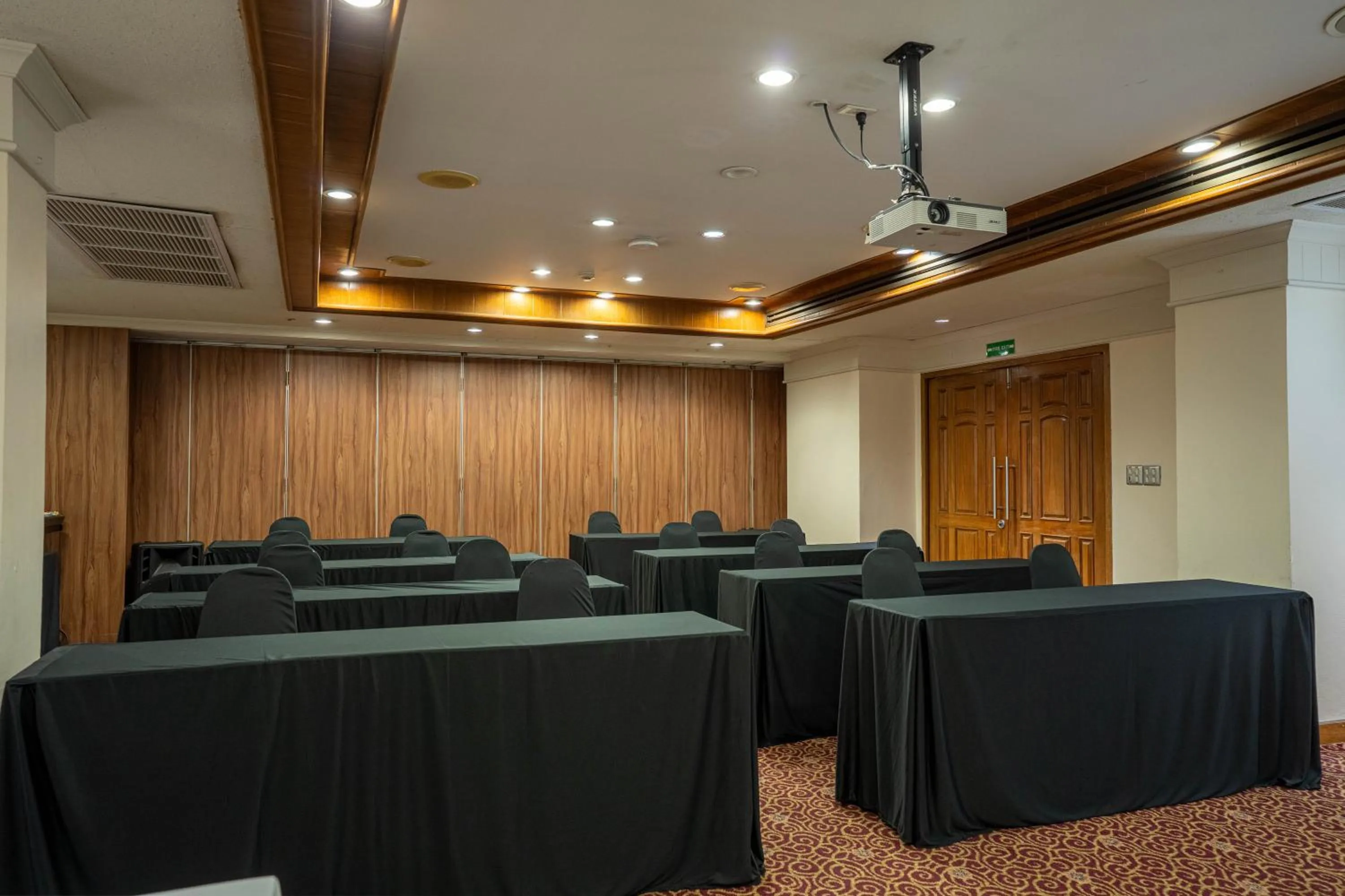 Meeting/conference room in Journeyhub Sukhumvit 26, Bangkok - Formerly St James Hotel