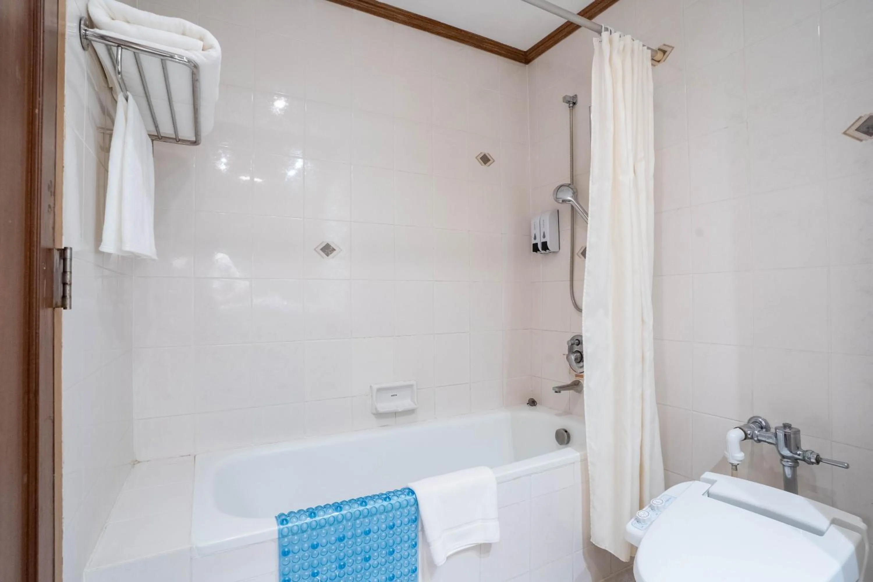 Bathroom in Journeyhub Sukhumvit 26, Bangkok - Formerly St James Hotel