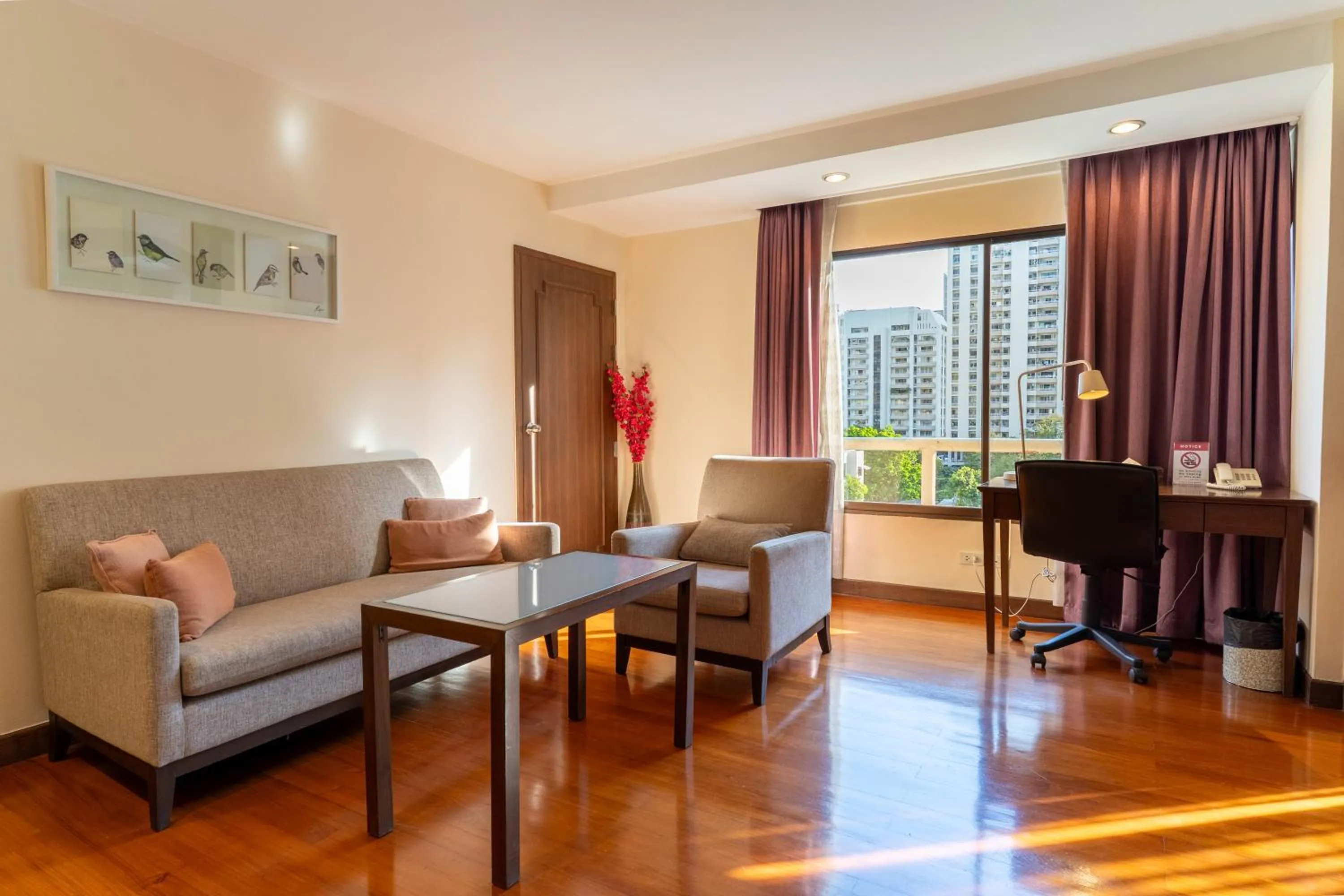 Dining area in Journeyhub Sukhumvit 26, Bangkok - Formerly St James Hotel