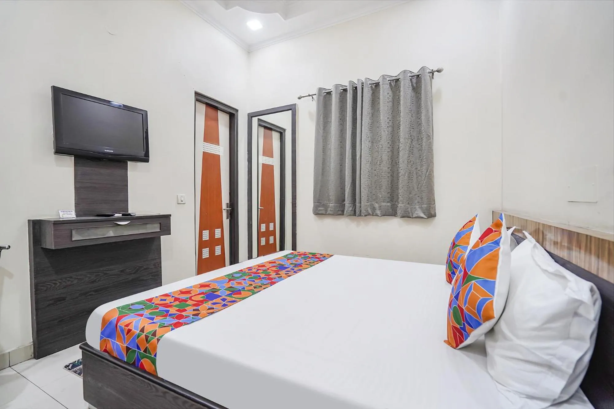 Bed in FabHotel Rivlet Premium - Nr Jama Masjid and Red Fort
