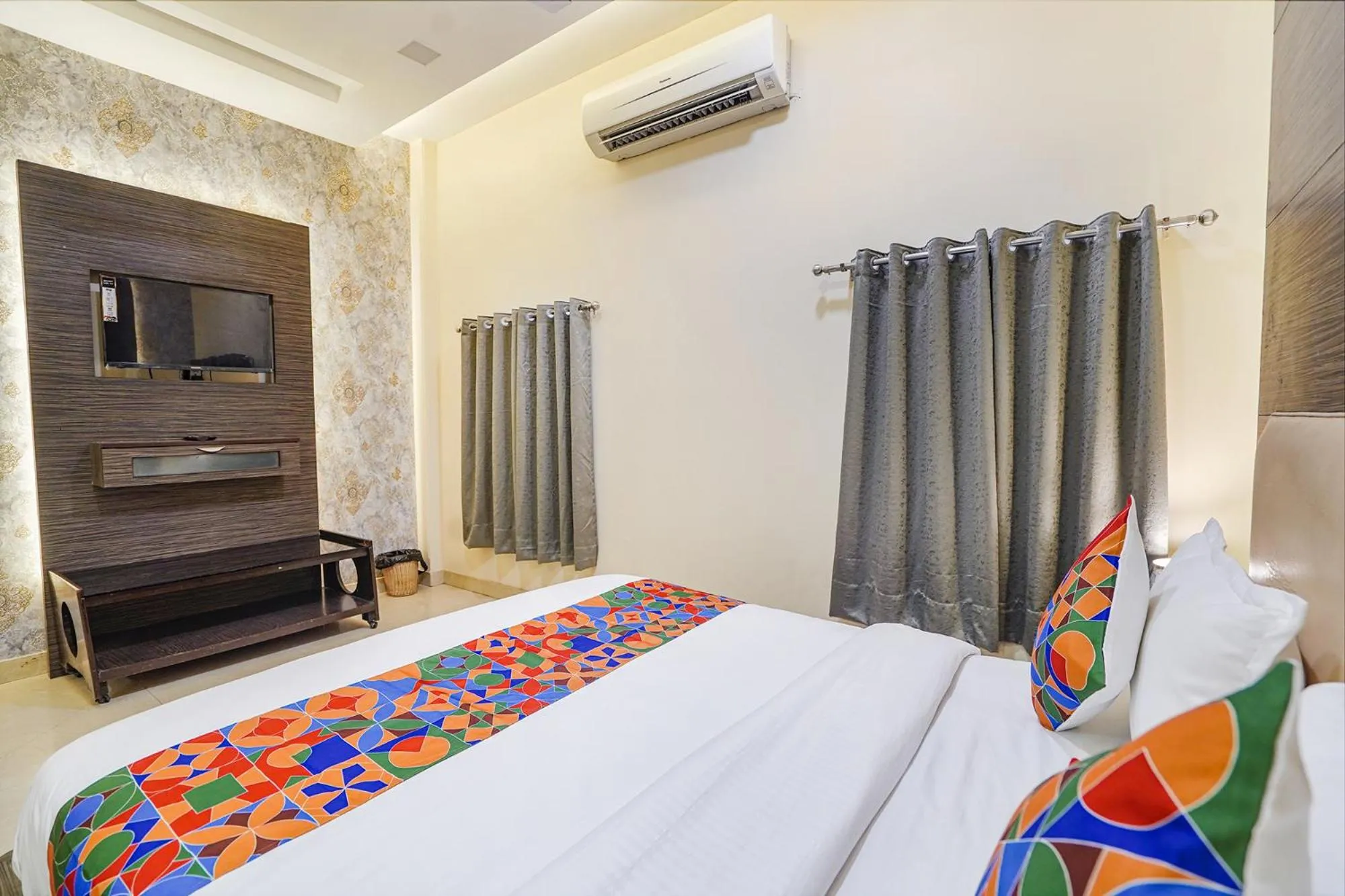 Bed in FabHotel Rivlet Premium - Nr Jama Masjid and Red Fort