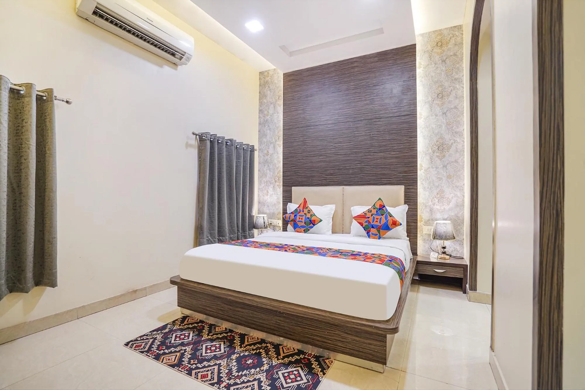 Bed in FabHotel Rivlet Premium - Nr Jama Masjid and Red Fort