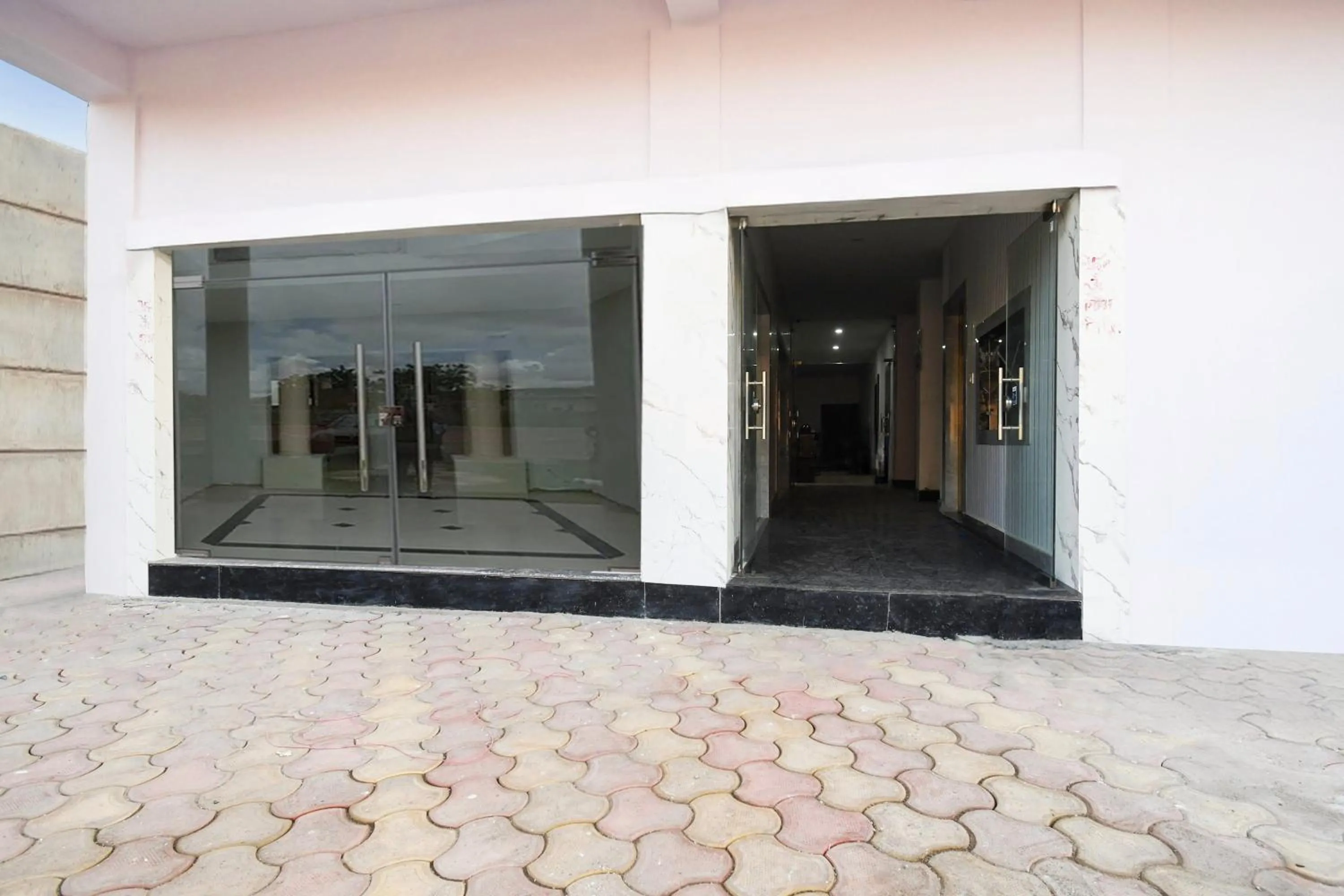 Facade/entrance in Super Hotel O Radha Krishna Residency