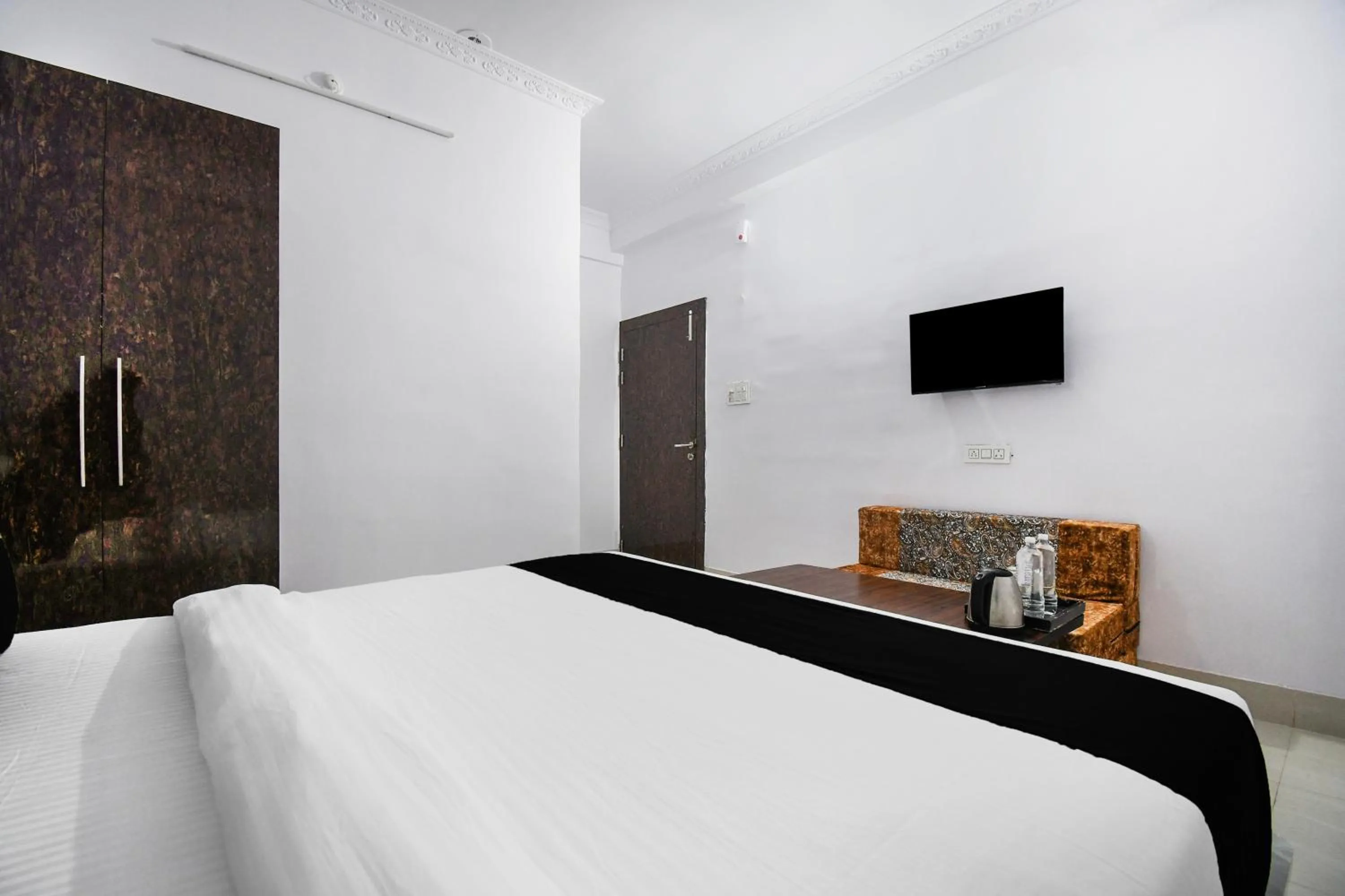 Bedroom, Bed in Super Hotel O Radha Krishna Residency