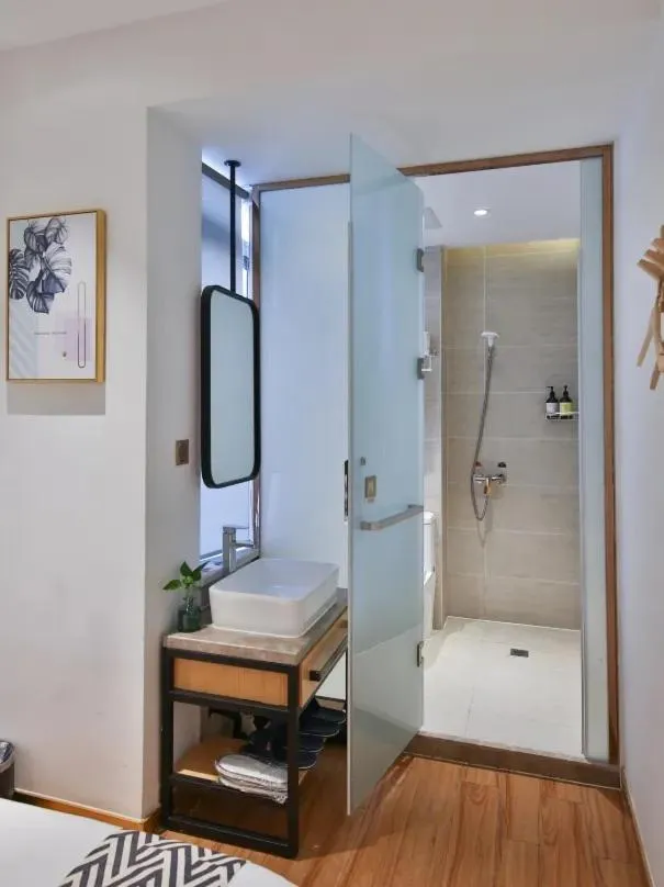 Shower, Bed in Shanghai Pengpai Art Youth Hotel