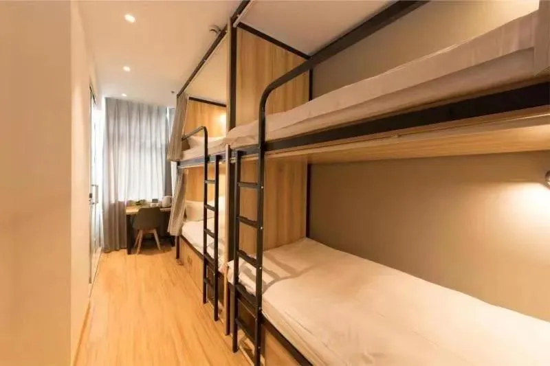 Photo of the whole room, Bed in Shanghai Pengpai Art Youth Hotel