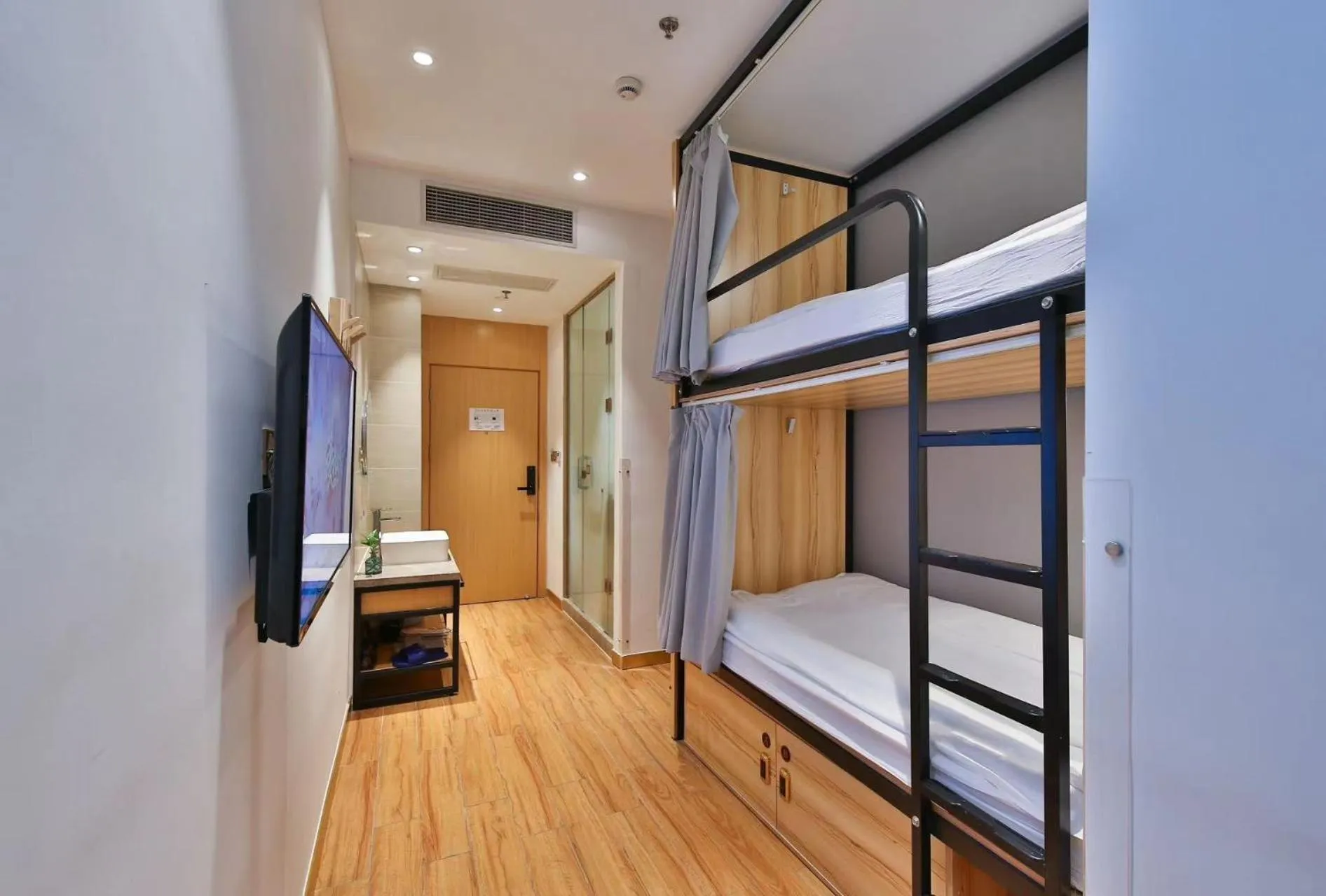 Communal lounge/ TV room, Bed in Shanghai Pengpai Art Youth Hotel