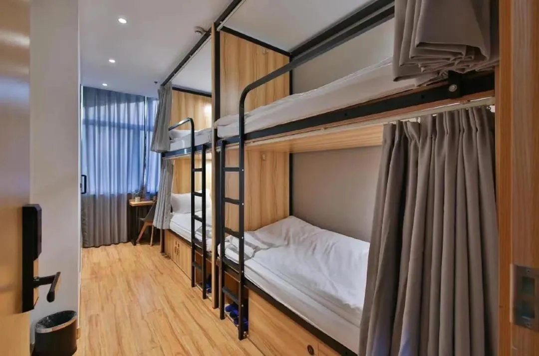 Photo of the whole room, Bed in Shanghai Pengpai Art Youth Hotel