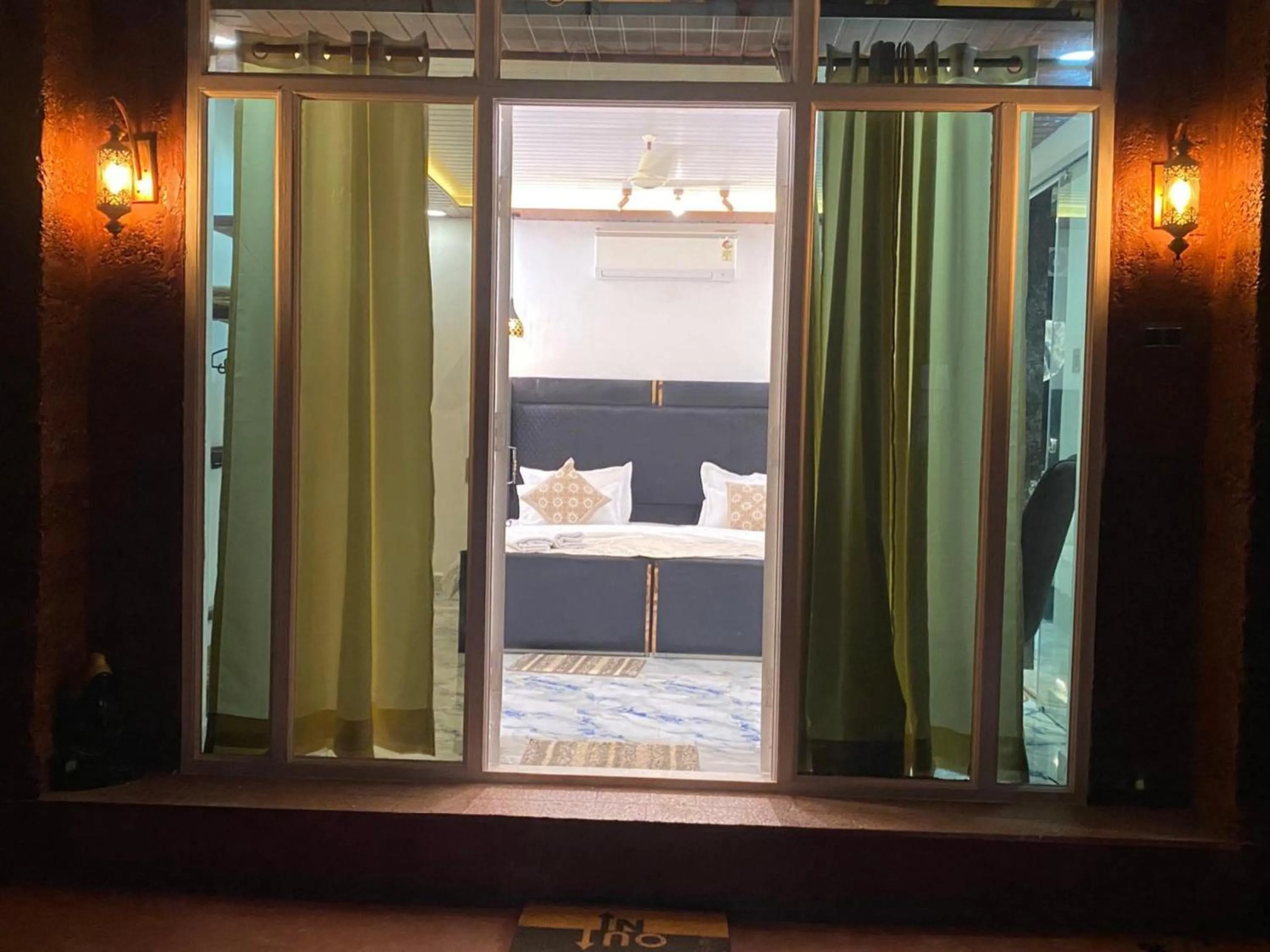 Facade/entrance, Bed in The Charming Nights