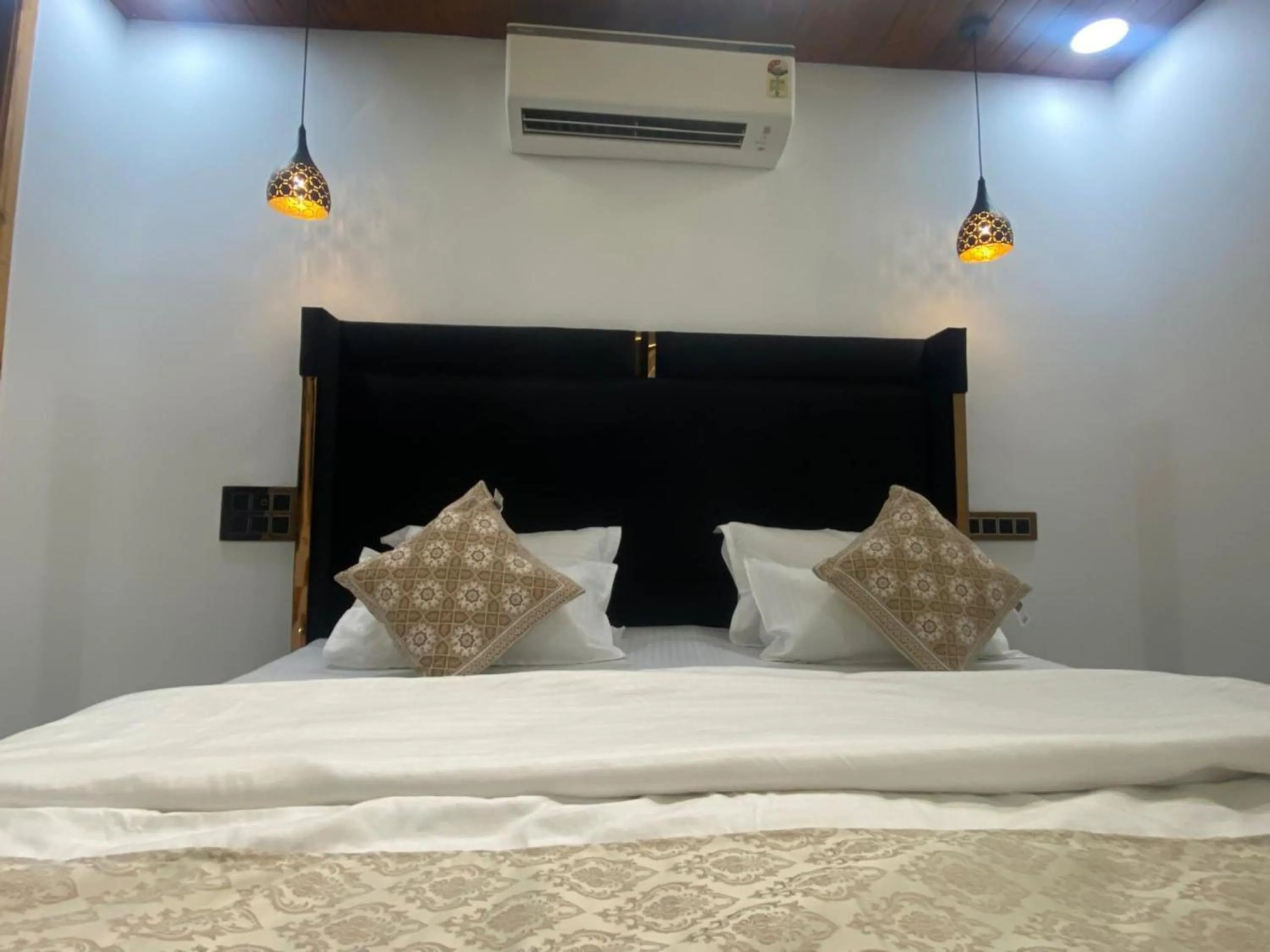 Bedroom, Bed in The Charming Nights