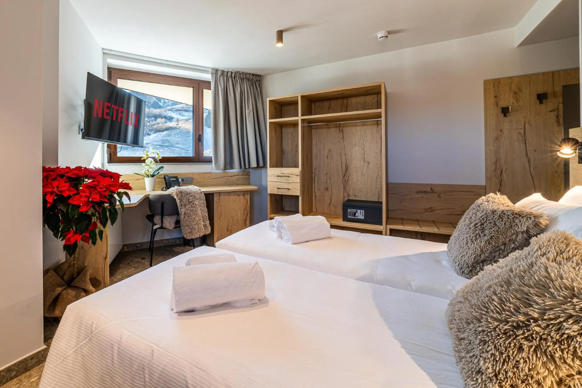 Photo of the whole room, Bed in Riserva Bianca Limone Hotel & SPA