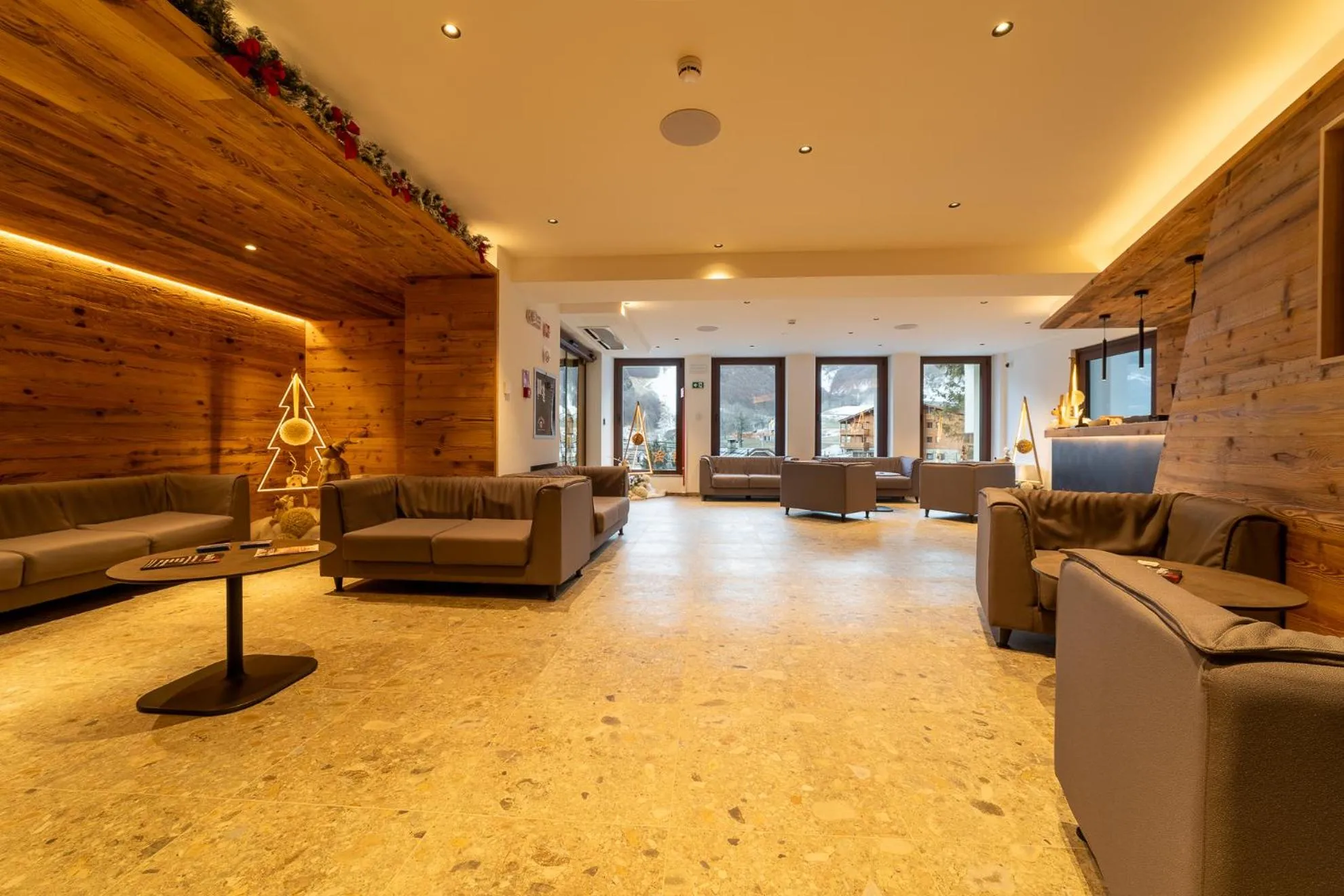 Lobby or reception in Riserva Bianca Limone Hotel & SPA