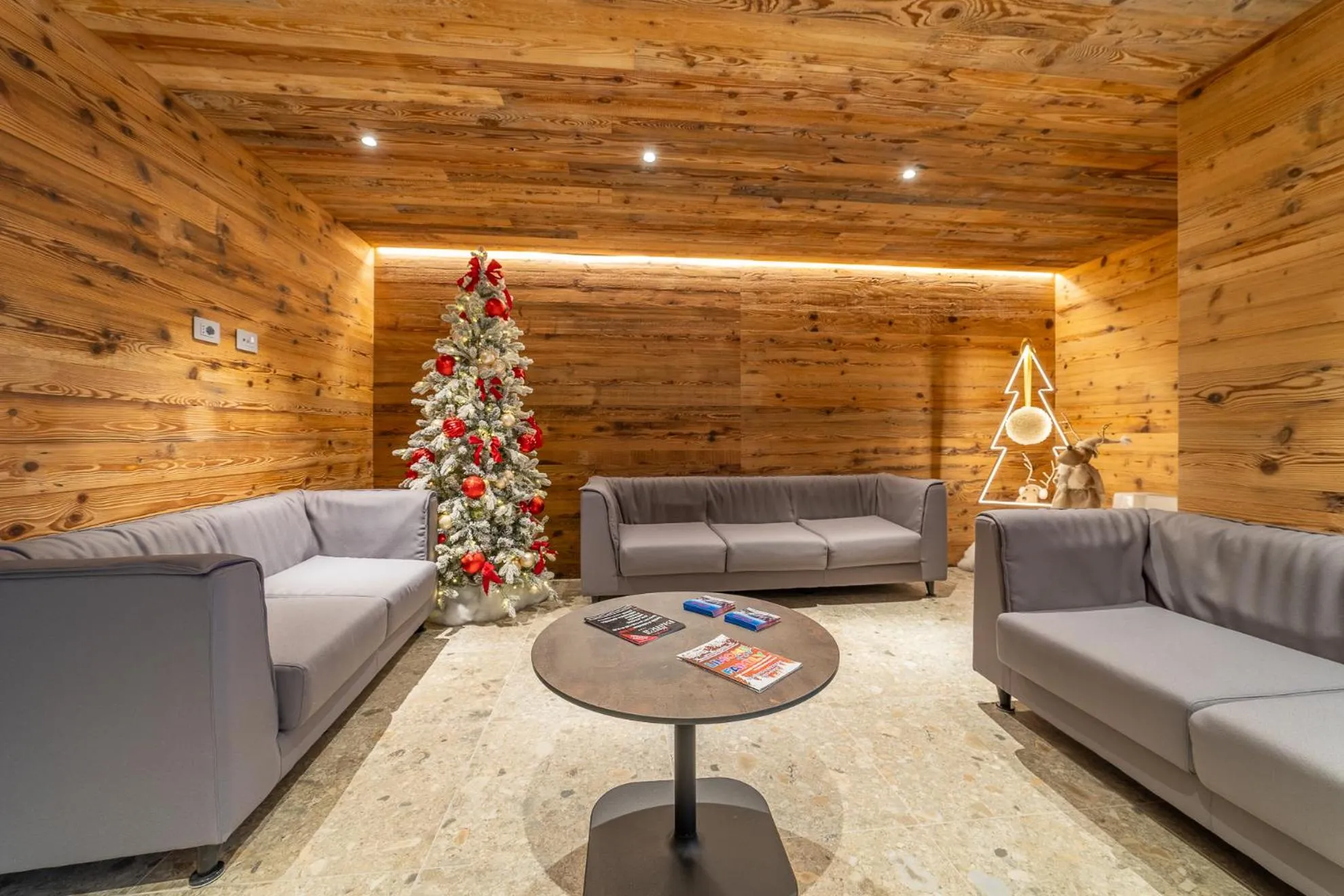 Lobby or reception in Riserva Bianca Limone Hotel & SPA