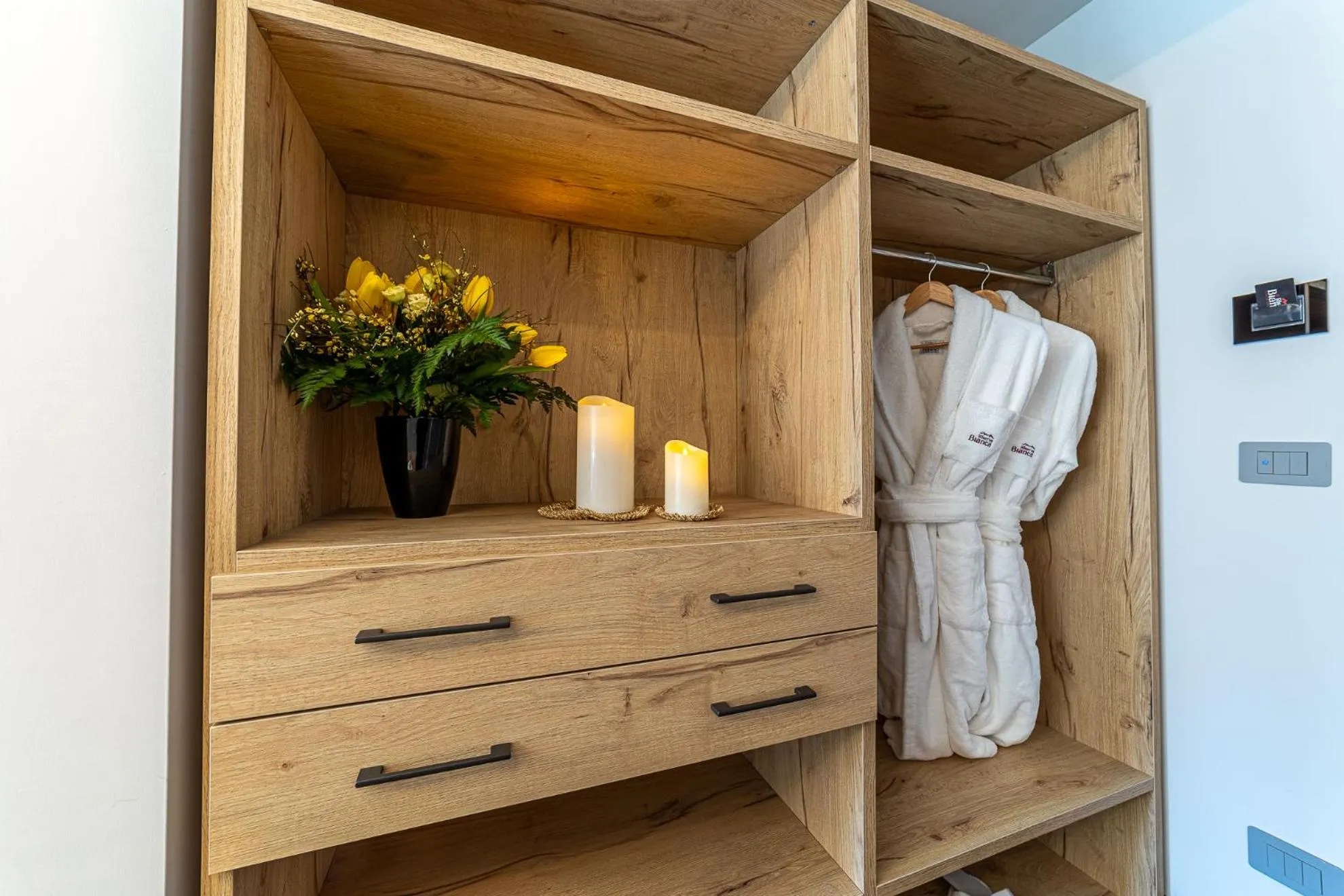 wardrobe in Riserva Bianca Limone Hotel & SPA