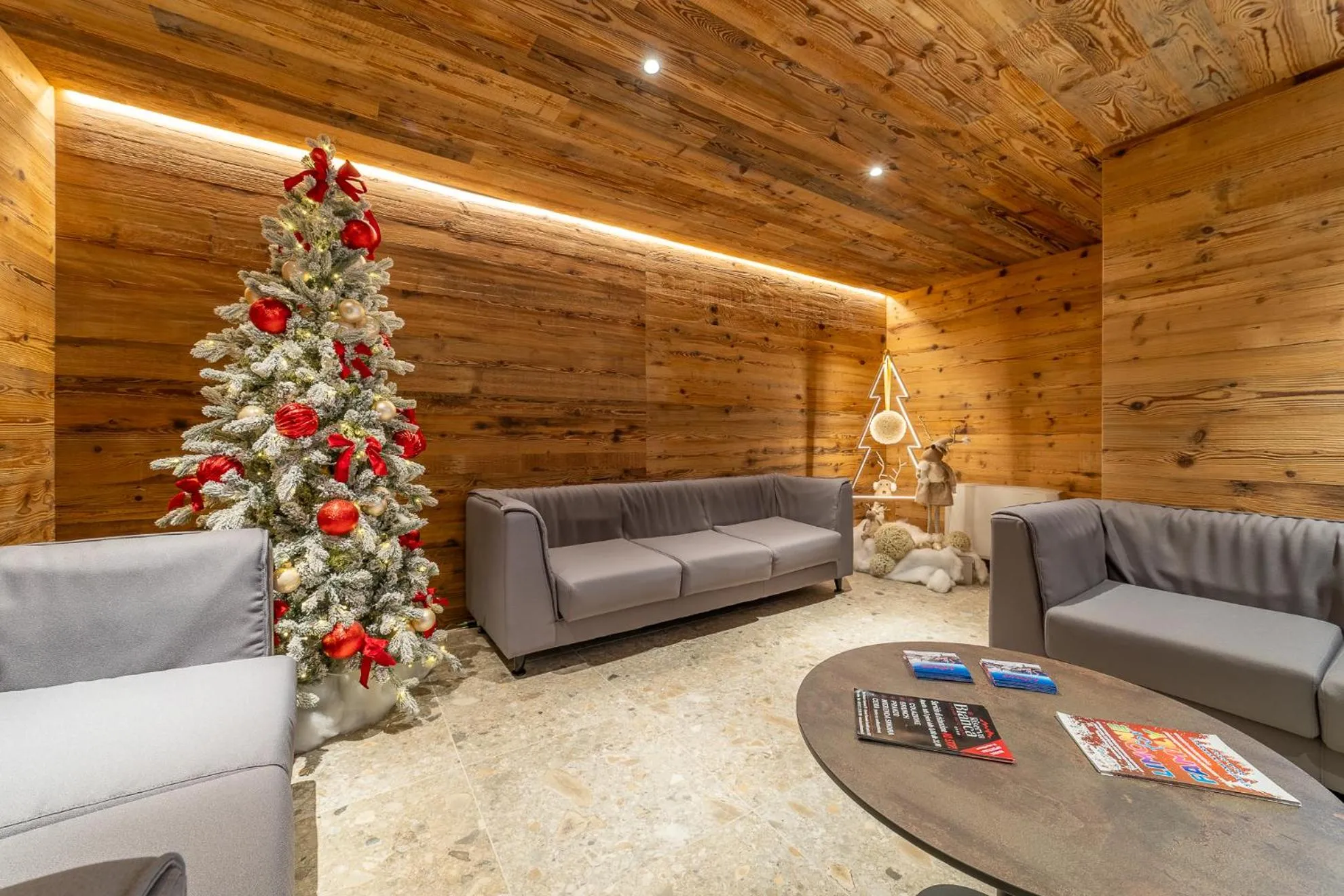 Lobby or reception in Riserva Bianca Limone Hotel & SPA