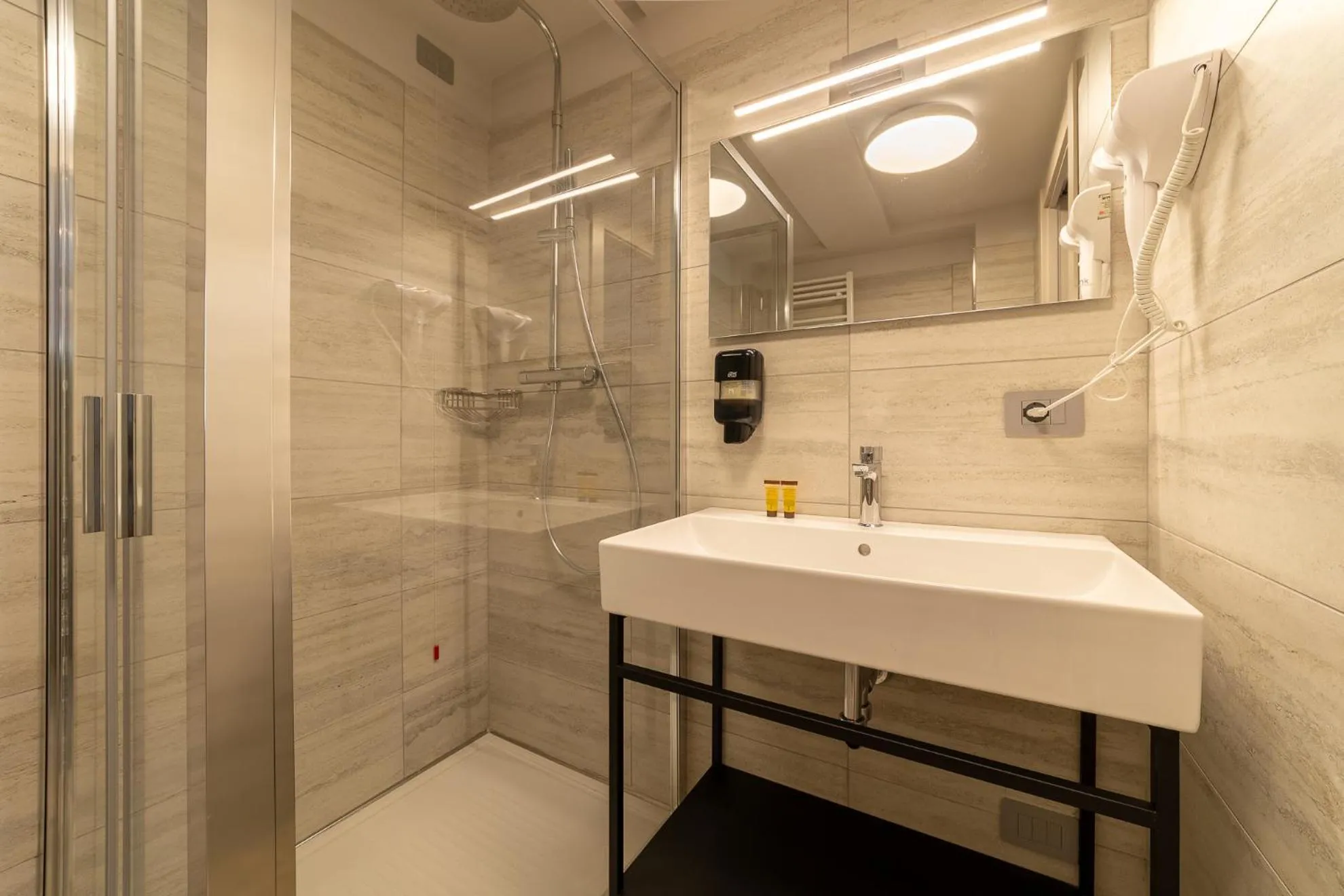 Bathroom in Riserva Bianca Limone Hotel & SPA