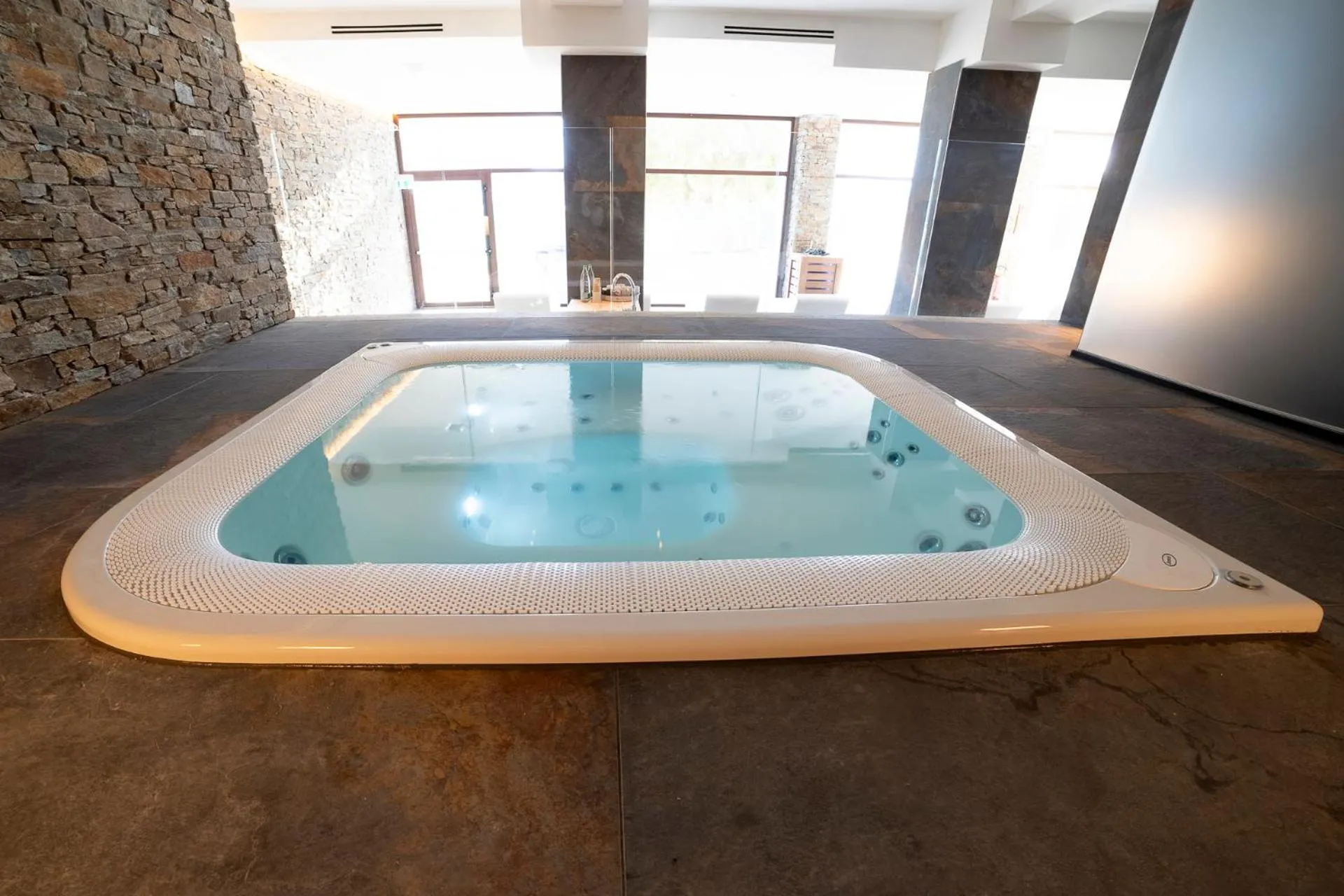 Hot Tub in Riserva Bianca Limone Hotel & SPA