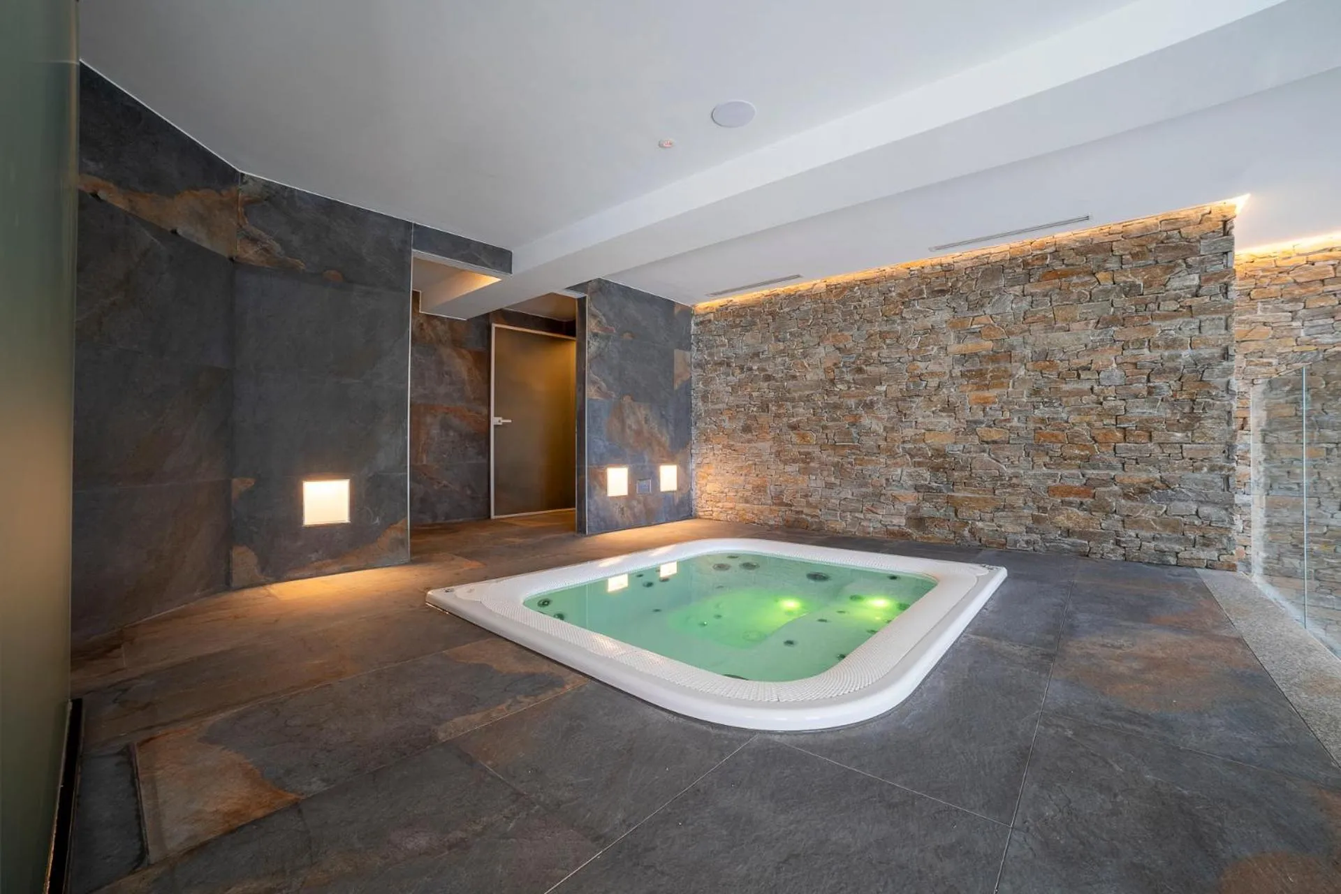 Hot Tub in Riserva Bianca Limone Hotel & SPA