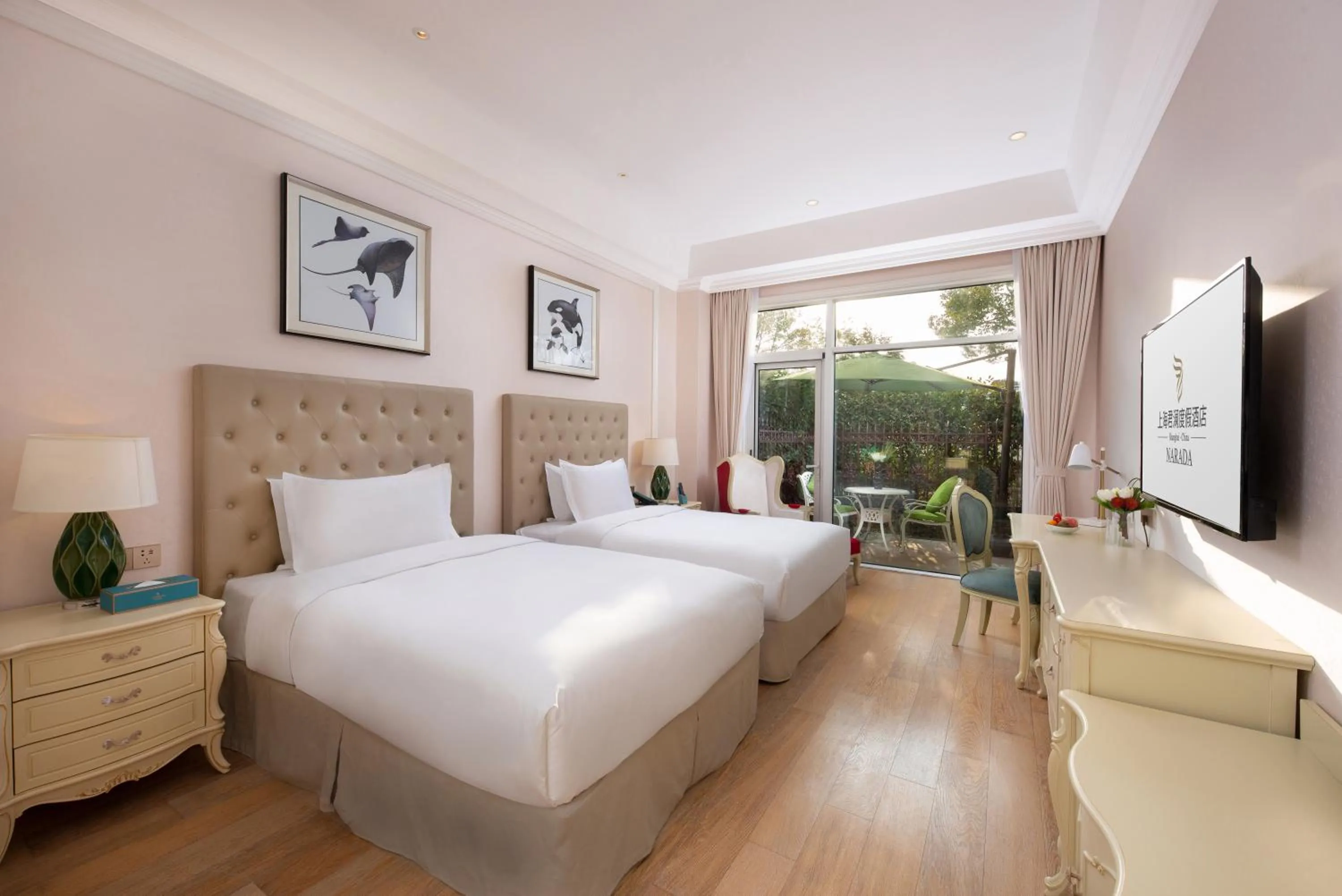 Photo of the whole room, Bed in NARADA Resort Shanghai Hotel Disney Store