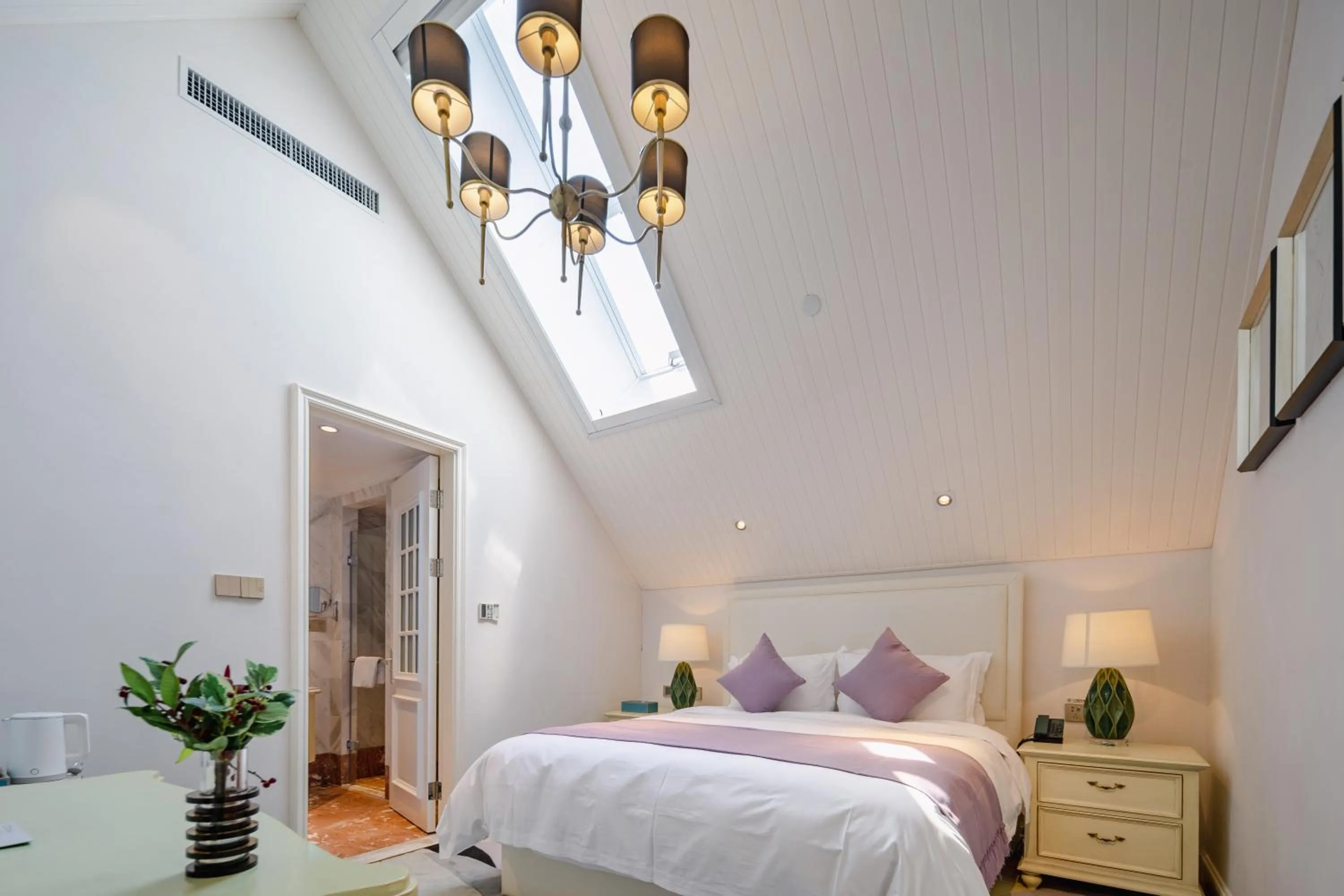 Photo of the whole room, Bed in NARADA Resort Shanghai Hotel Disney Store