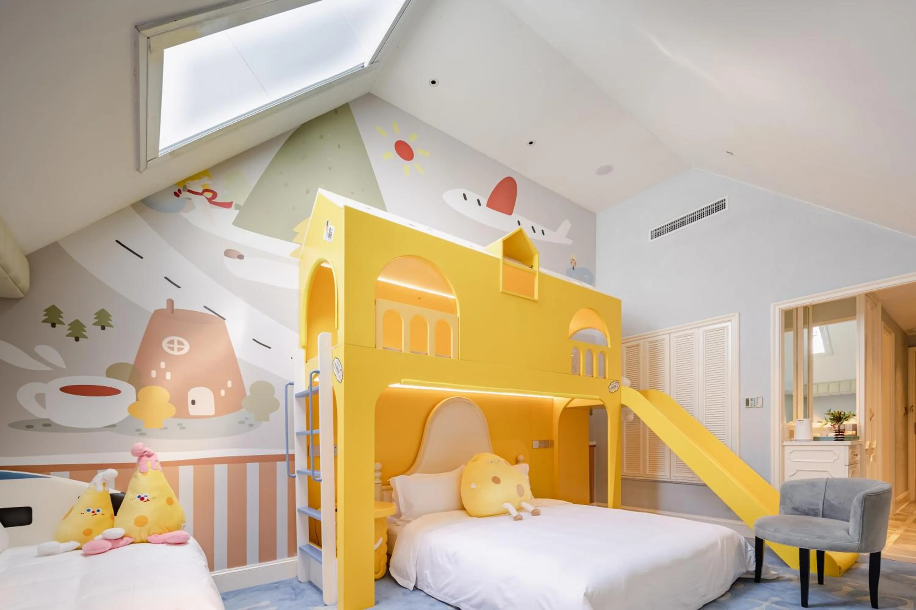 Photo of the whole room, Bed in NARADA Resort Shanghai Hotel Disney Store