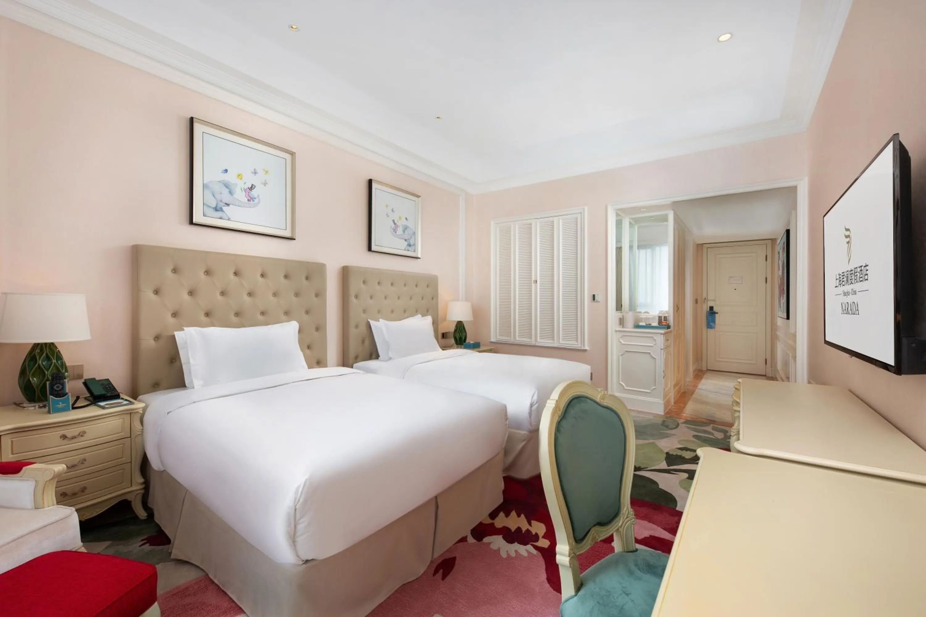 Photo of the whole room, Bed in NARADA Resort Shanghai Hotel Disney Store