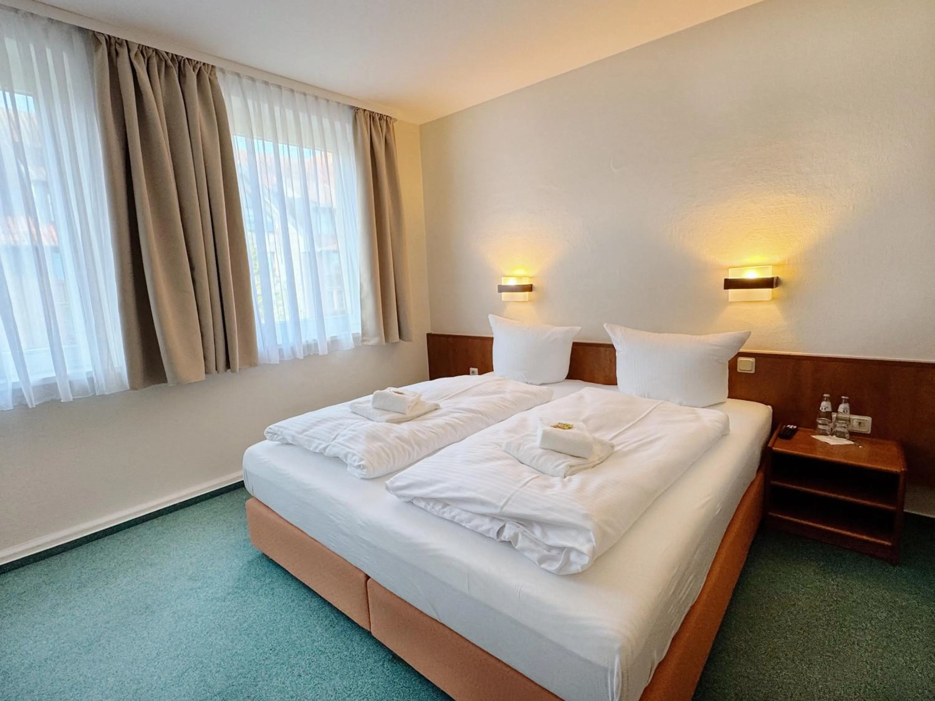 Bed in REGIOHOTEL Bunte Stadt Wernigerode - #DirektInDerAltstadt #PrimaFrühstück #TopPreisLeistung #FrischRenoviert